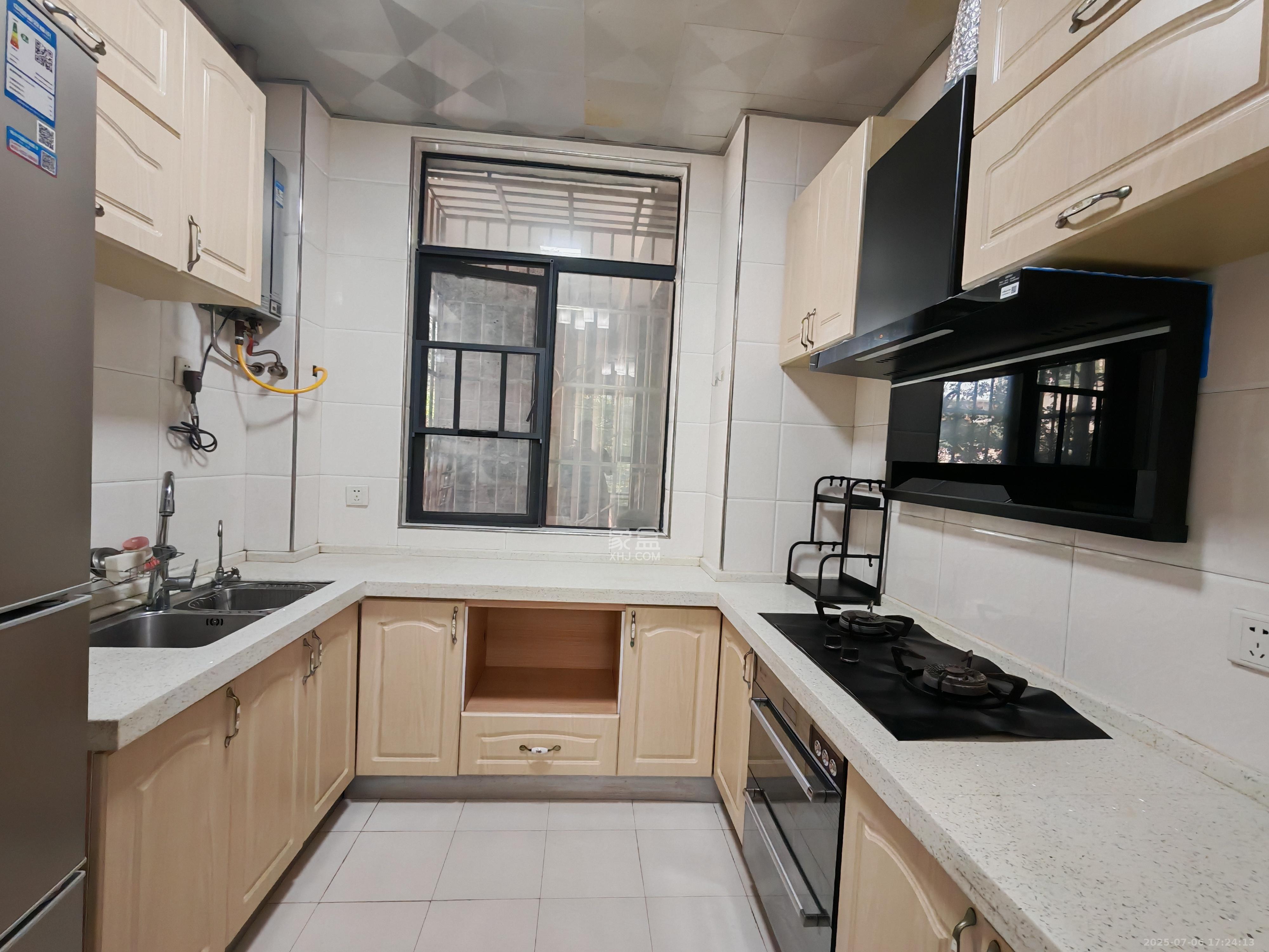 枫华府第  1室2厅1卫    2200.0元/月室内图