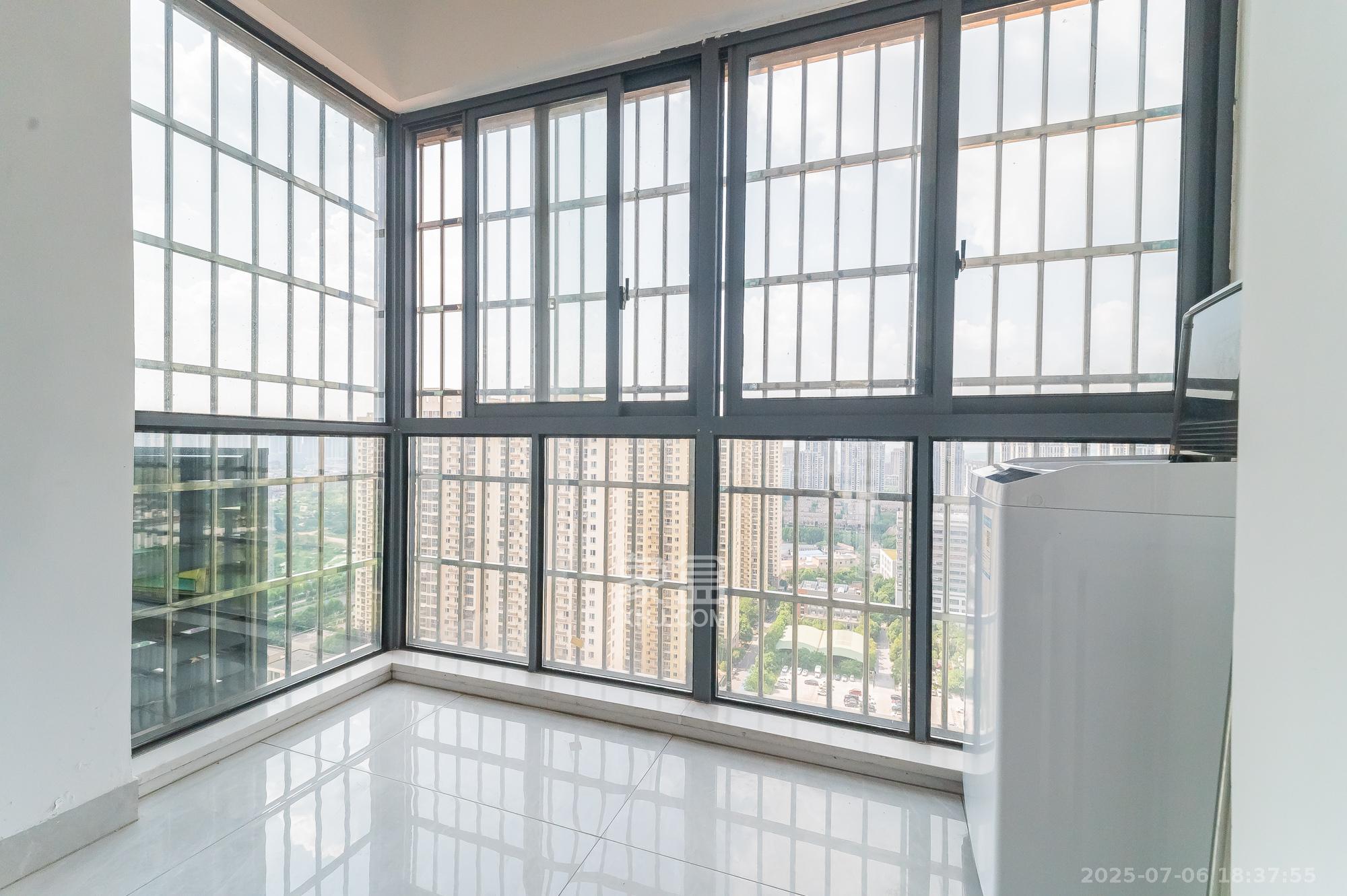 海伦春天 3室2厅1卫 67.0万 海伦春天 3室2厅1卫 67.0万阳台