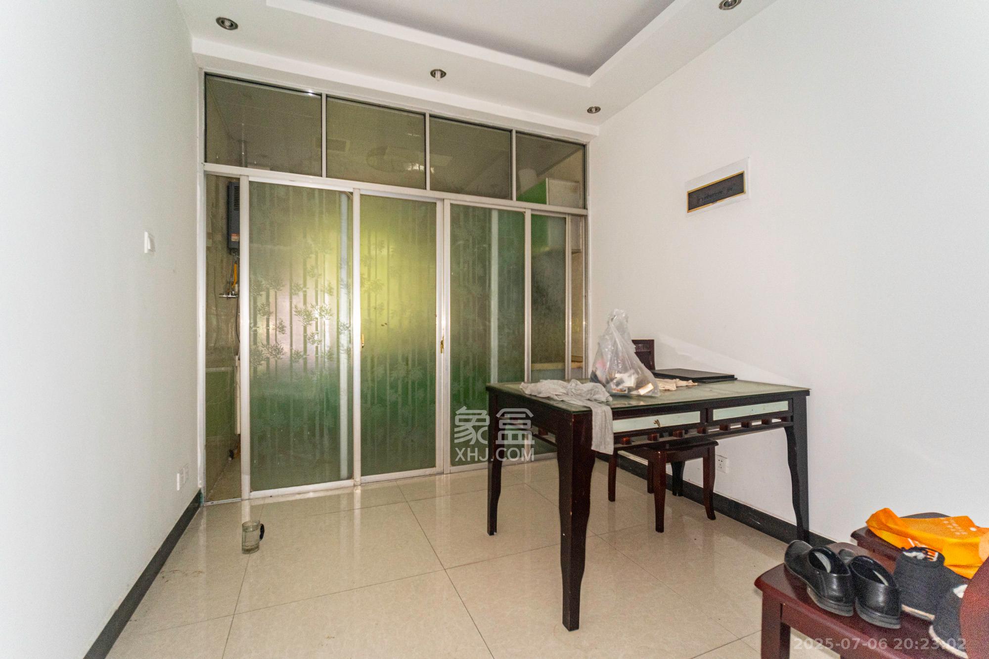 金鹰机电大市场 6室5厅3卫 119.8万 金鹰机电大市场 6室5厅3卫 119.8万客厅