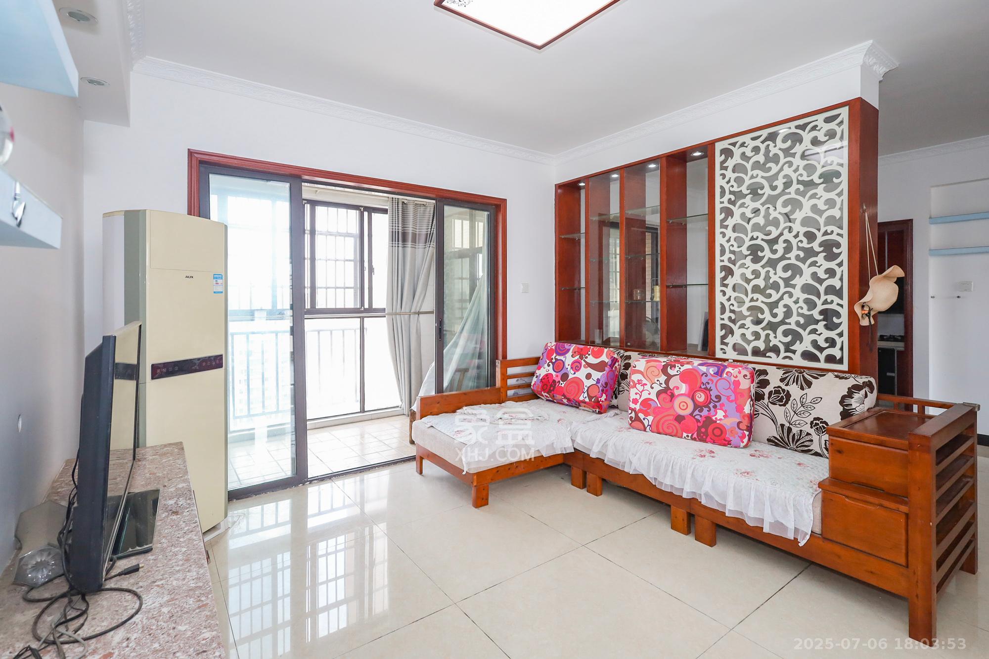 钰龙天下二期(钰龙佳园) 4室2厅2卫 220.0万 钰龙天下二期(钰龙佳园) 4室2厅2卫 220.0万客厅