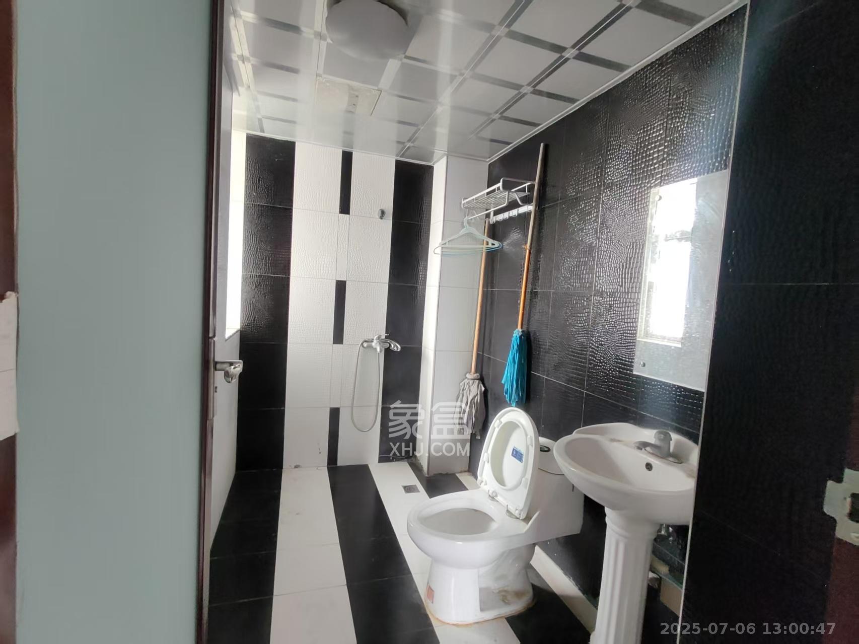 新诚小区  2室2厅1卫   1700.00元/月室内图