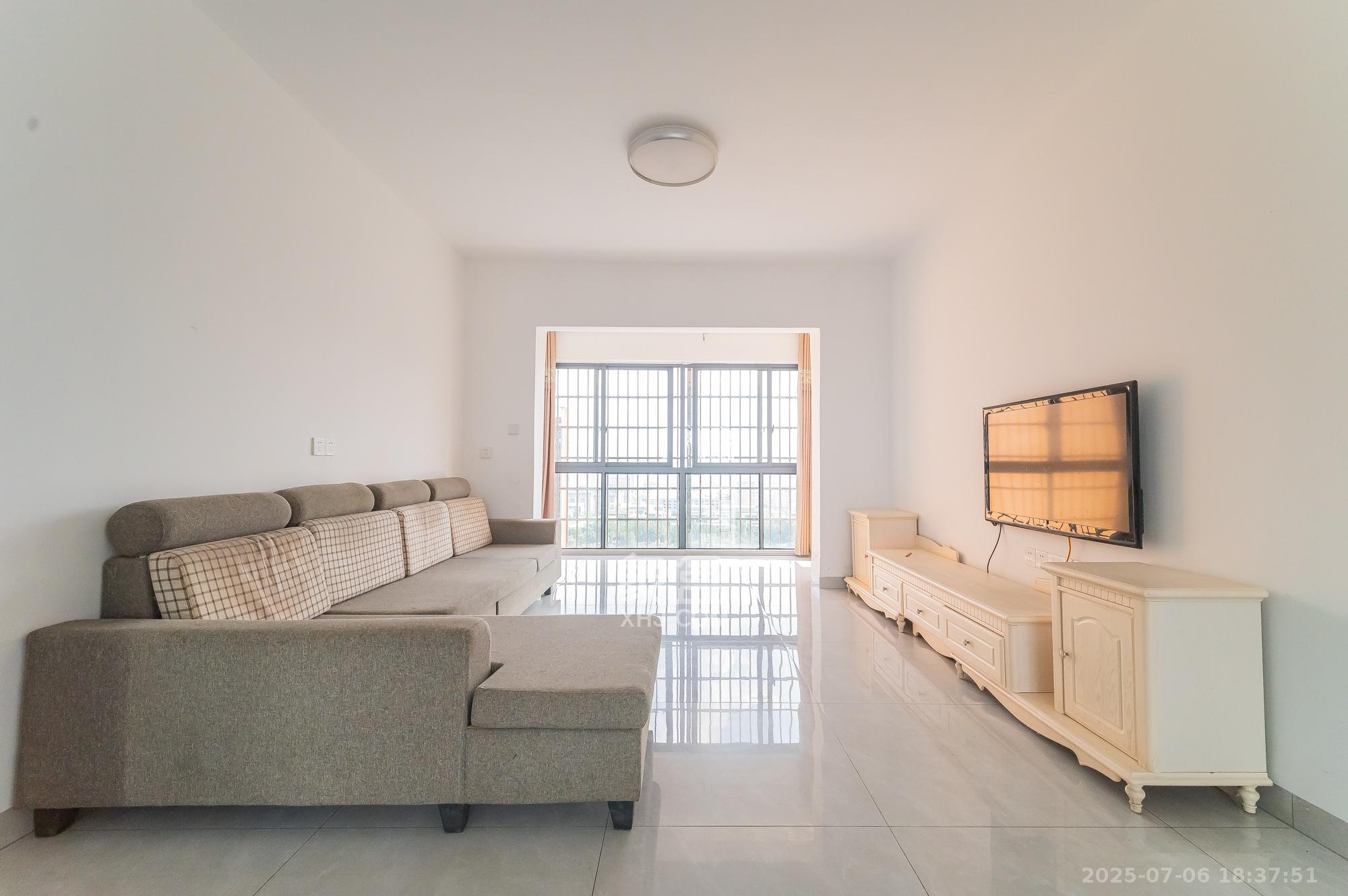 海伦春天 3室2厅1卫 67.0万 海伦春天 3室2厅1卫 67.0万客厅