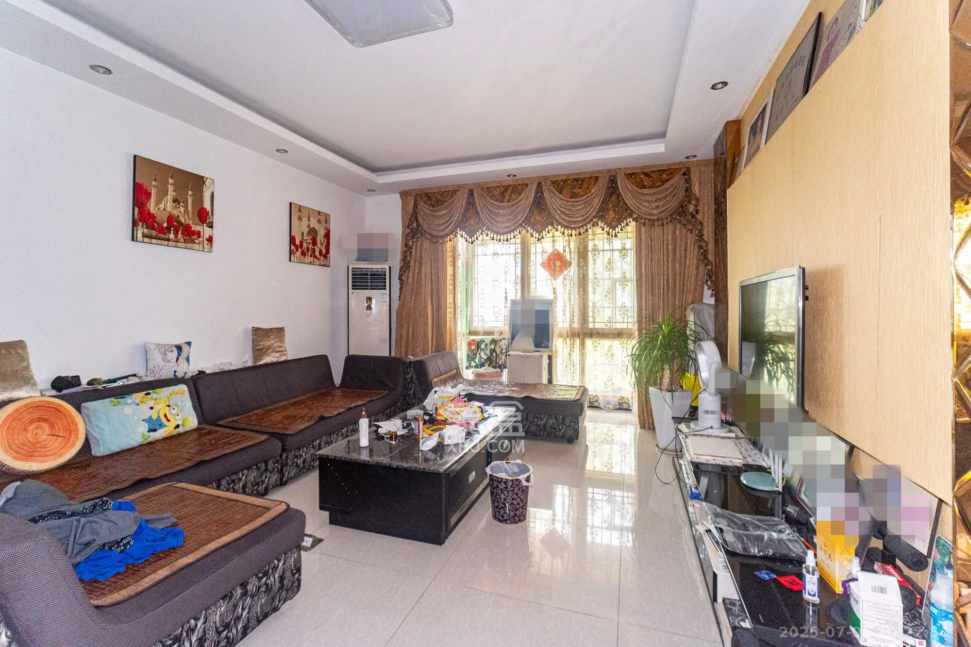 金鹰机电大市场 6室5厅3卫 119.8万 金鹰机电大市场 6室5厅3卫 119.8万客厅