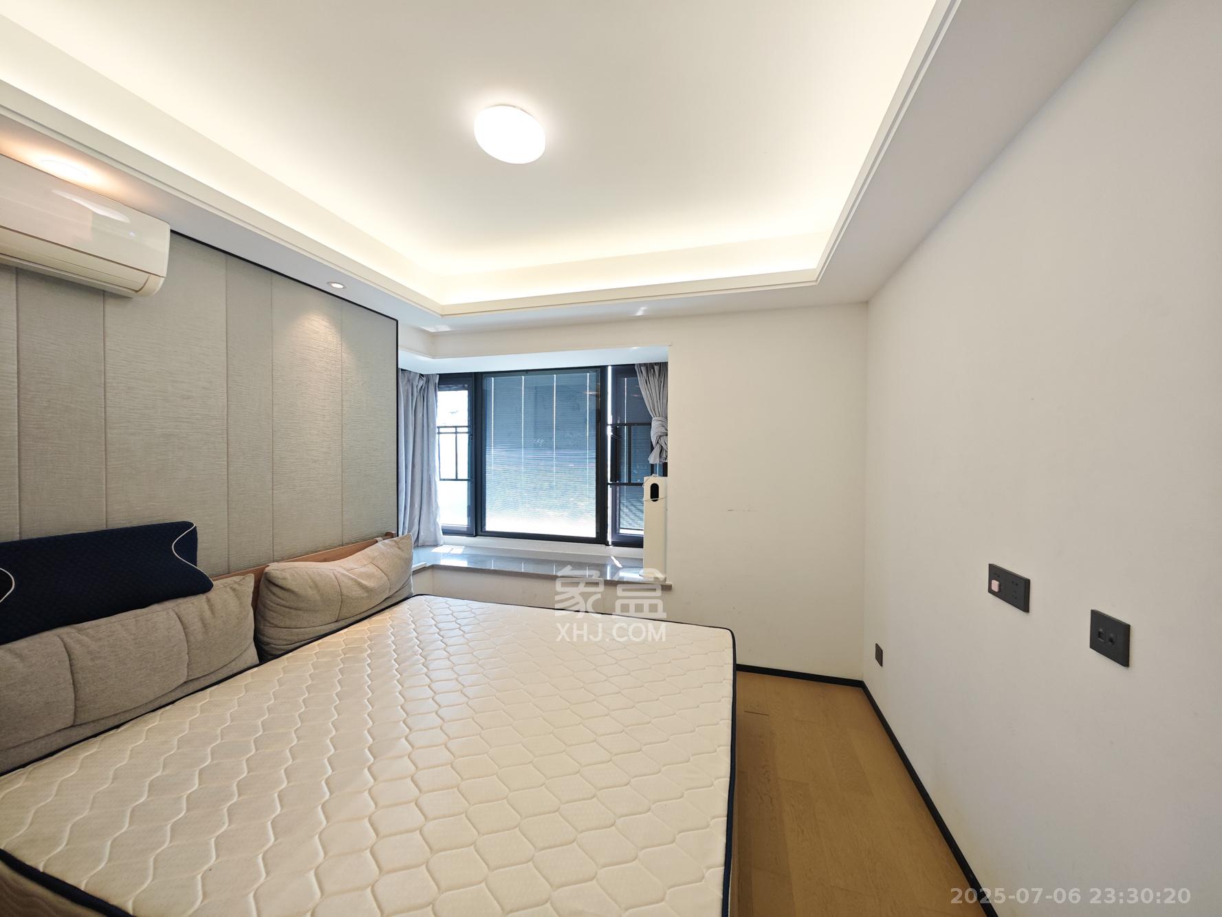 万科魅力之城  3室2厅2卫    115.0万卧室