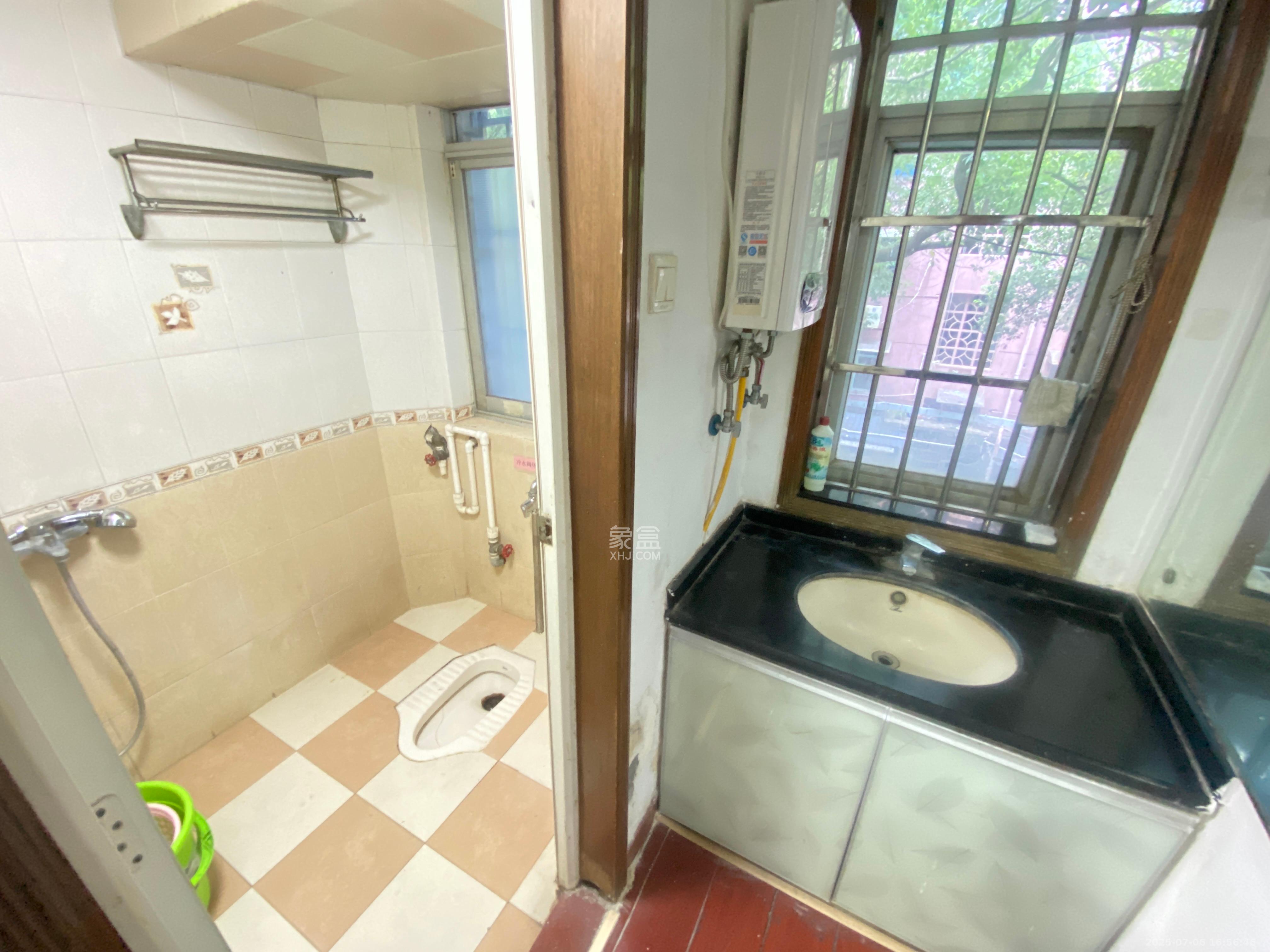 水泵厂宿舍 3室2厅2卫 2000.0元/月 水泵厂宿舍 3室2厅2卫 2000.0元/月室内图