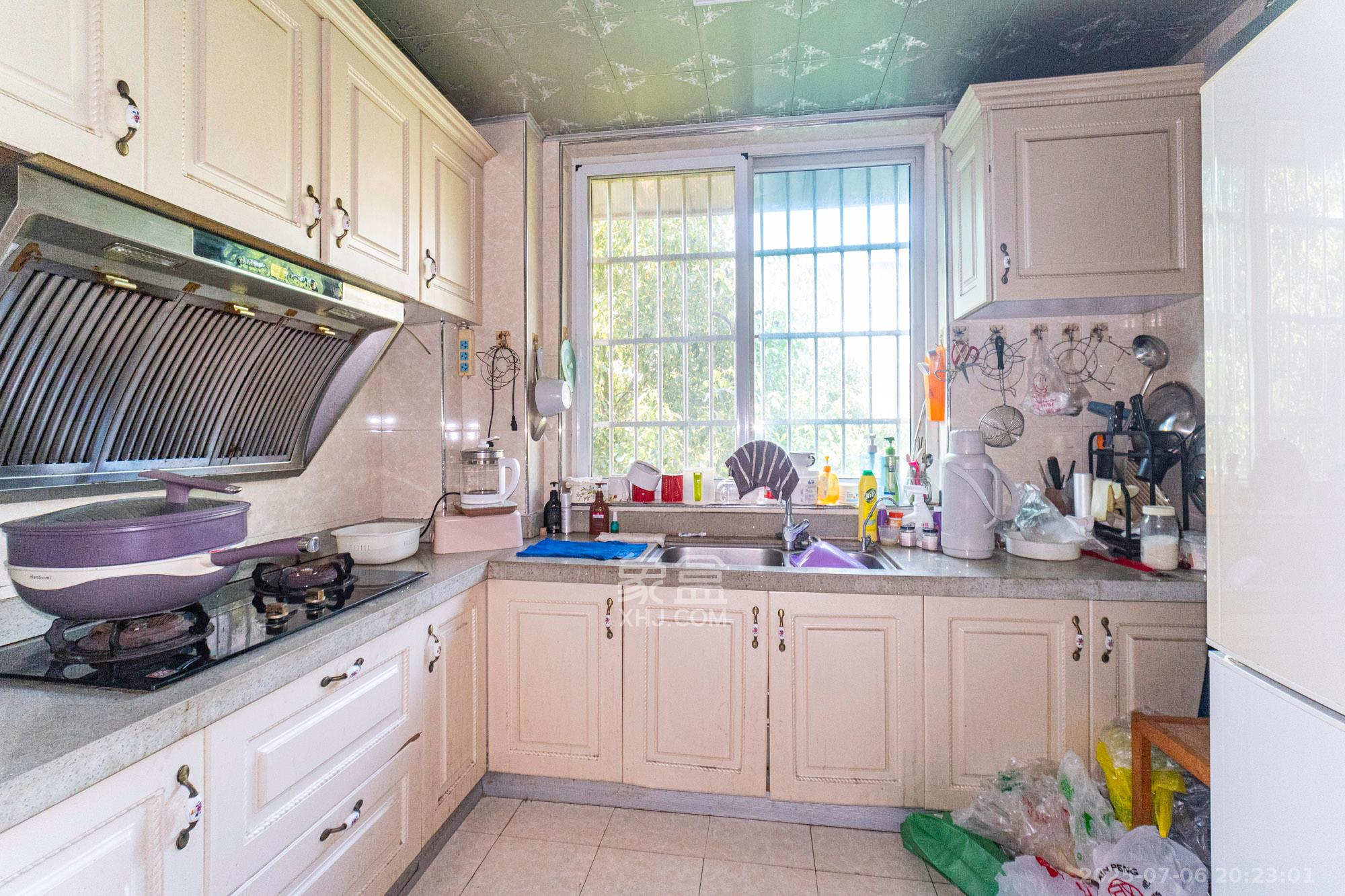 金鹰机电大市场 6室5厅3卫 119.8万 金鹰机电大市场 6室5厅3卫 119.8万厨房