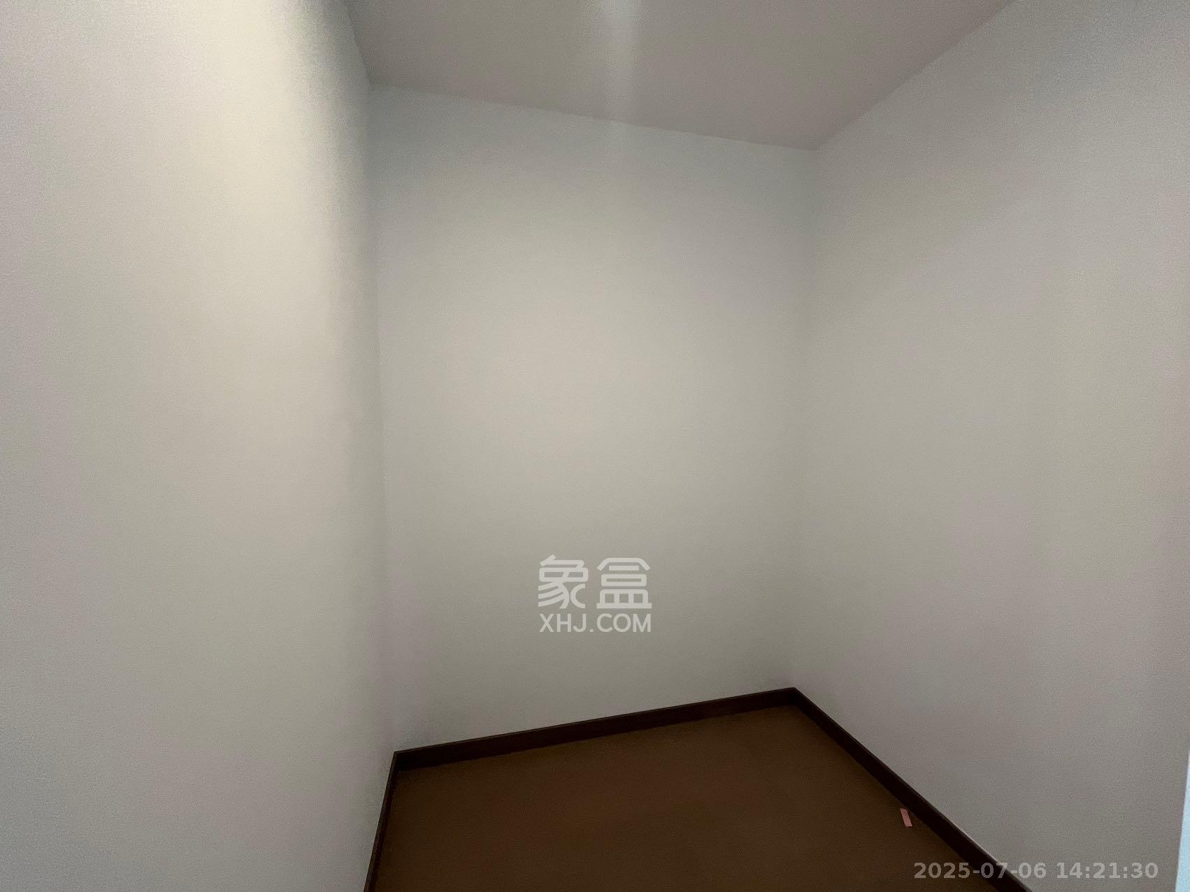绿地V岛  4室2厅2卫   3600.00元/月室内图