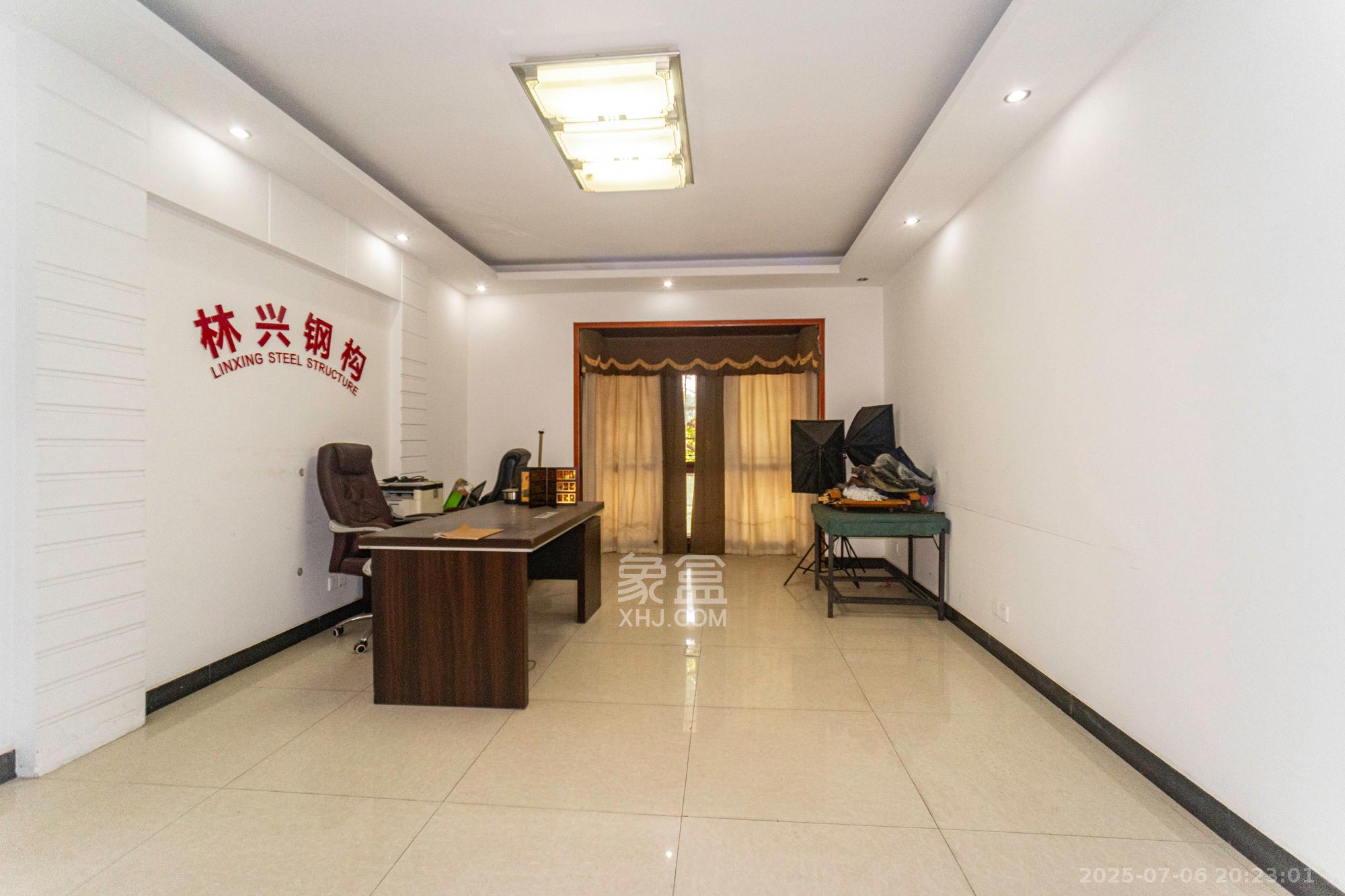 金鹰机电大市场 6室5厅3卫 119.8万 金鹰机电大市场 6室5厅3卫 119.8万客厅