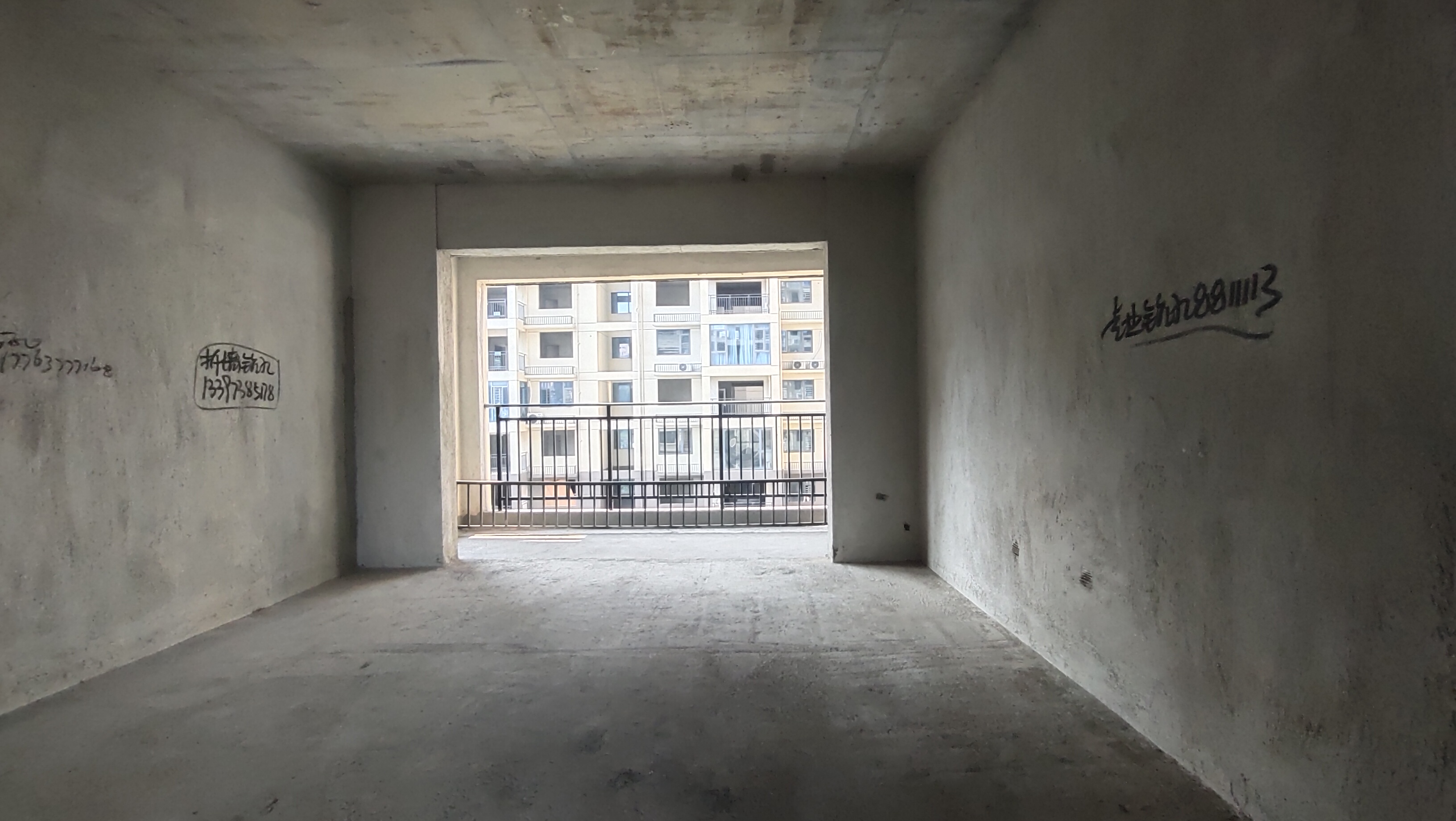 云泰天麓 1室0厅0卫 85.0万 云泰天麓 1室0厅0卫 85.0万客厅