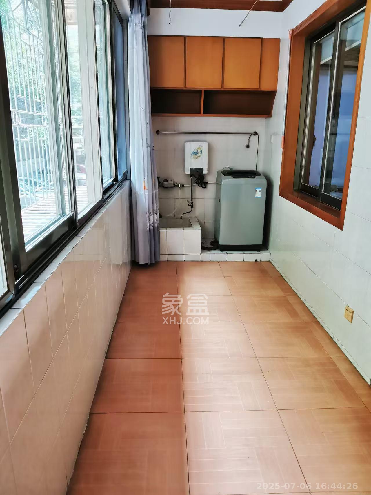 省水院宿舍  1室2厅1卫   3300.00元/月室内图