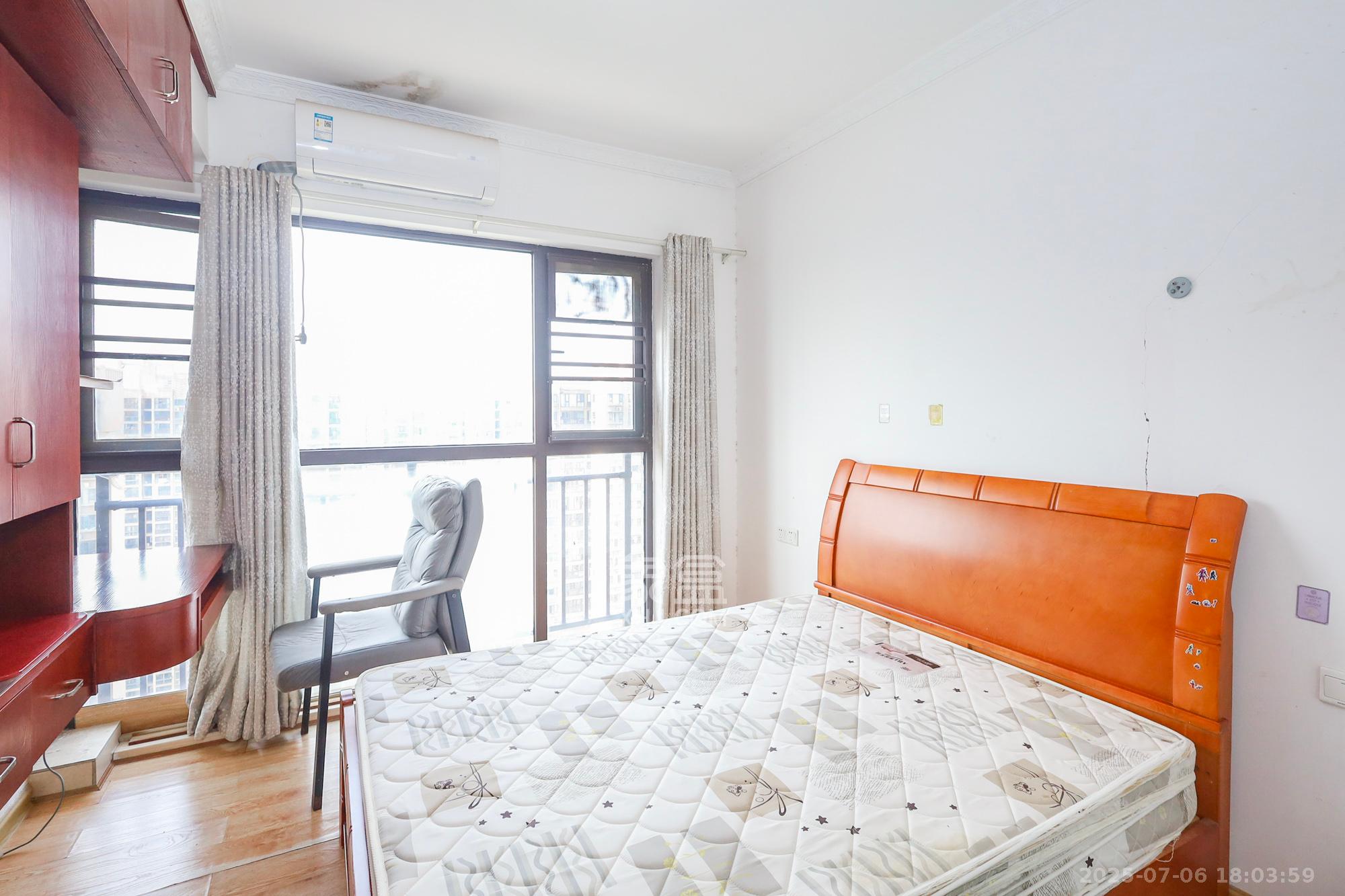 钰龙天下二期(钰龙佳园) 4室2厅2卫 220.0万 钰龙天下二期(钰龙佳园) 4室2厅2卫 220.0万卧室