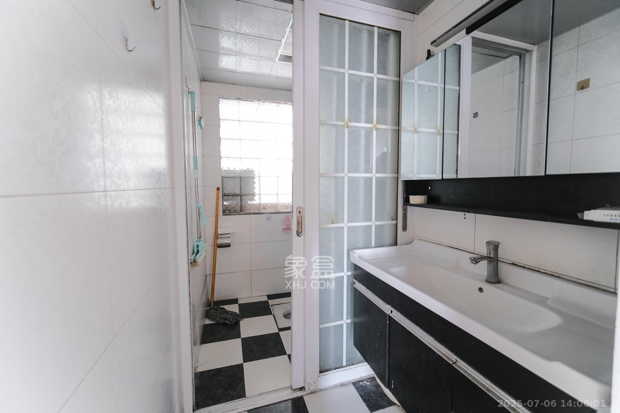 红树湾  2室2厅1卫    48.8万 红树湾  2室2厅1卫    48.8万卫生间