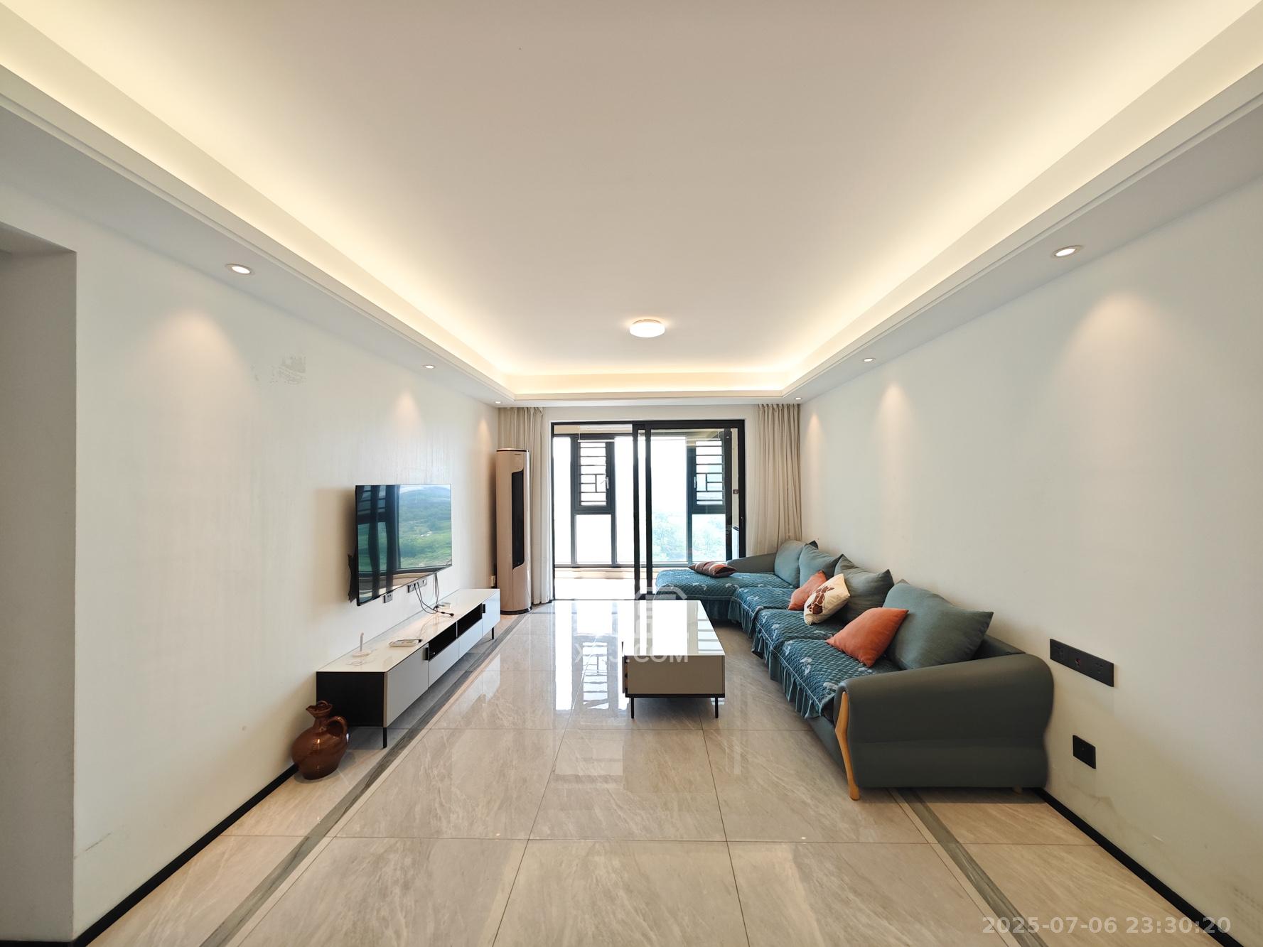 万科魅力之城  3室2厅2卫    115.0万客厅