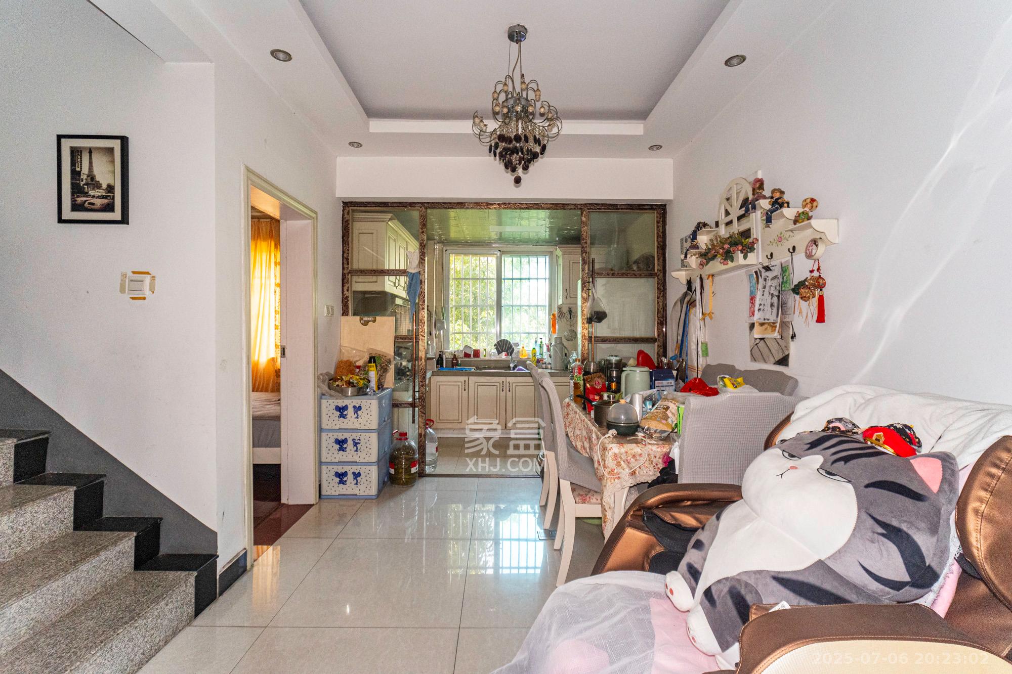 金鹰机电大市场 6室5厅3卫 119.8万 金鹰机电大市场 6室5厅3卫 119.8万客厅