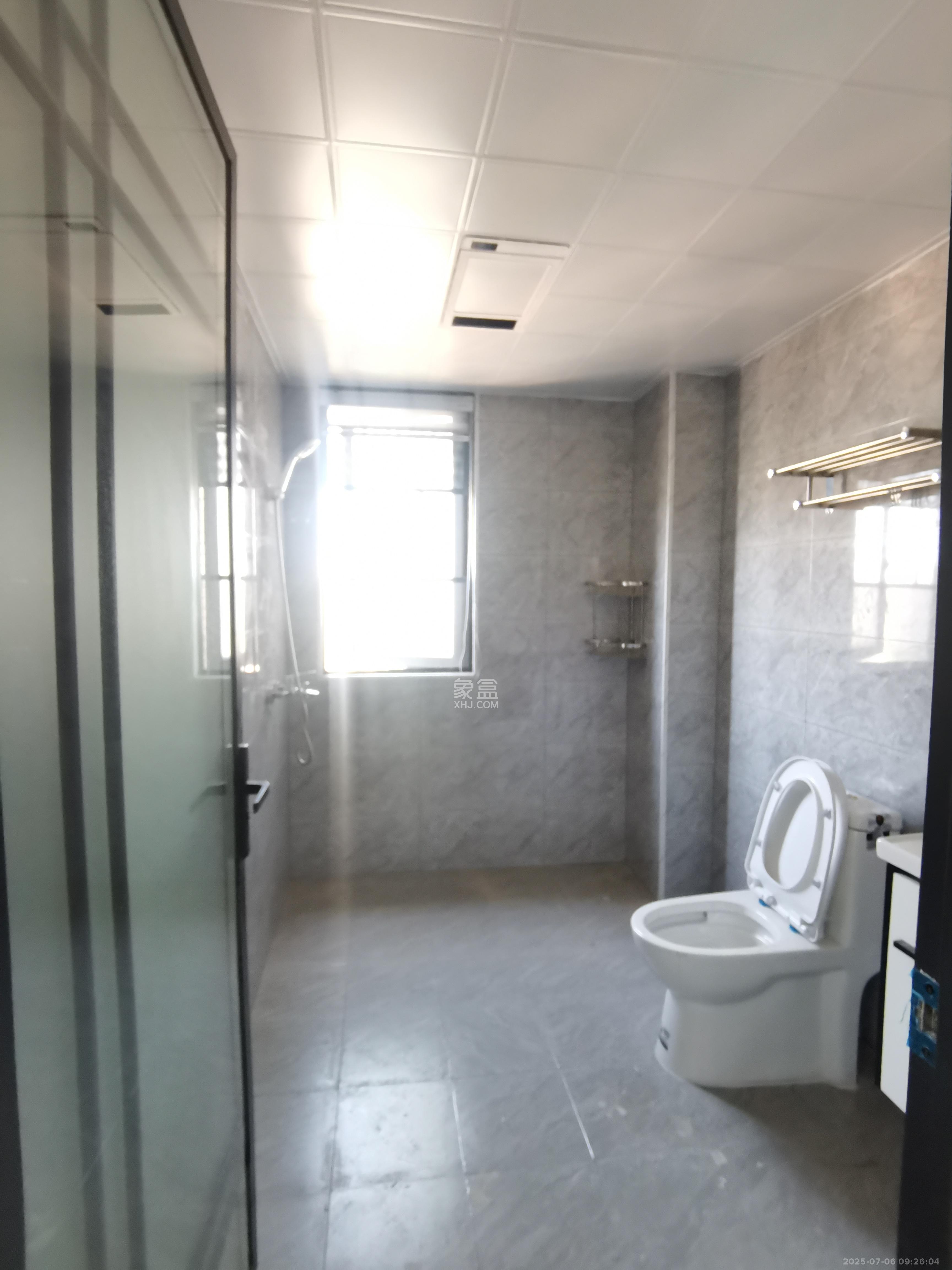 三一街区  4室2厅2卫   3000.00元/月室内图