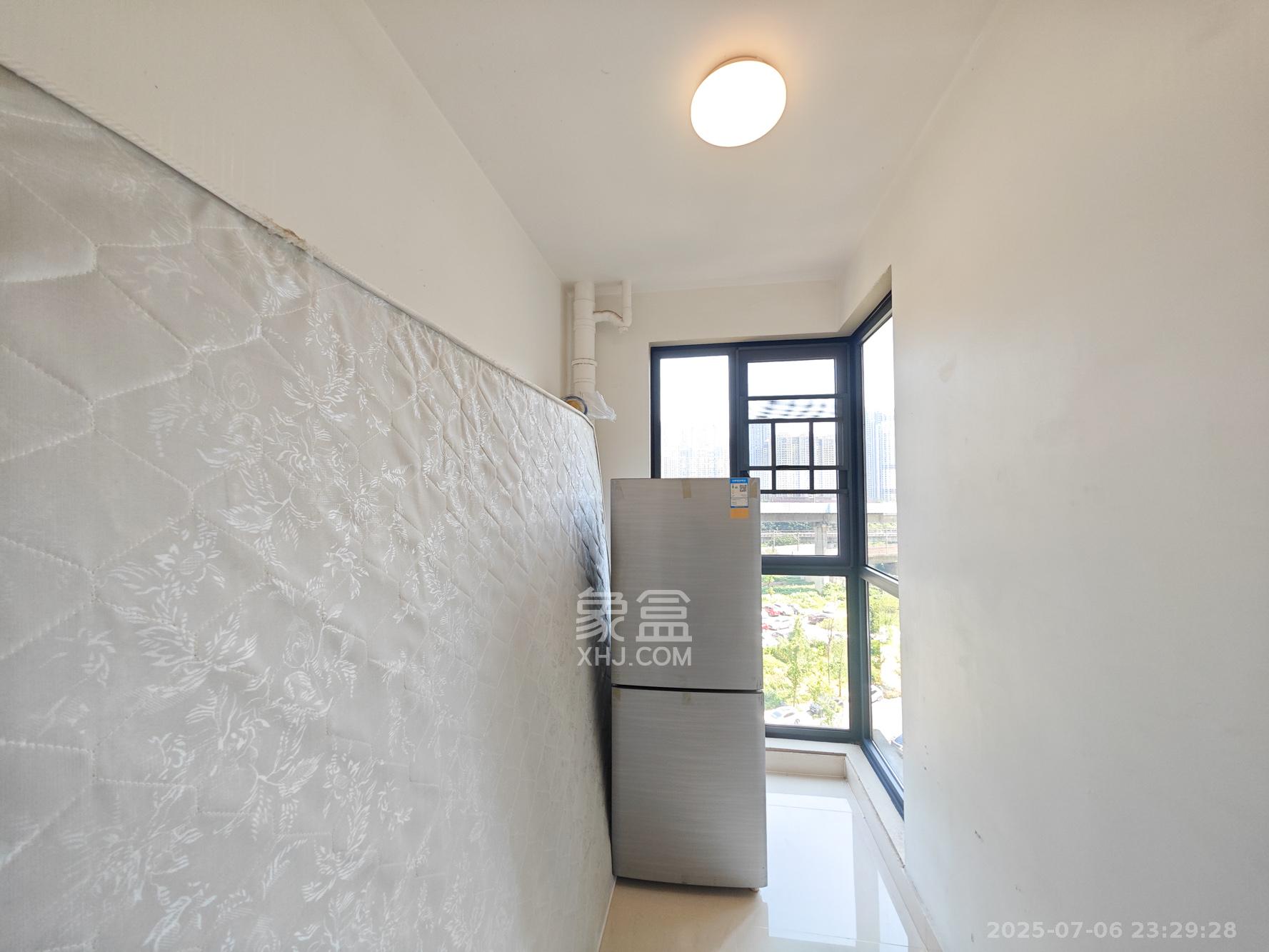 万科魅力之城观澜里  3室2厅2卫    135.0万卧室