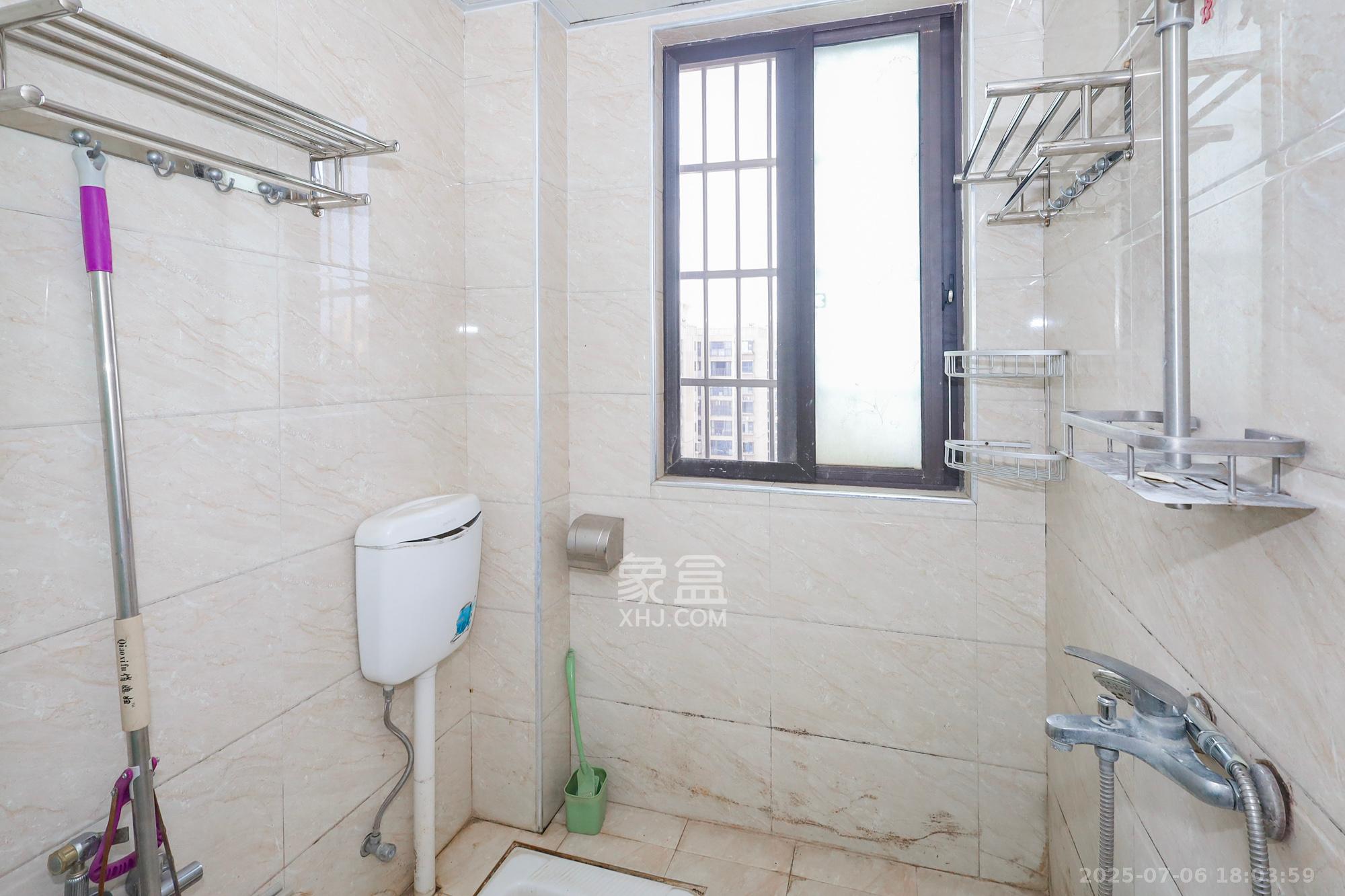 钰龙天下二期(钰龙佳园) 4室2厅2卫 220.0万 钰龙天下二期(钰龙佳园) 4室2厅2卫 220.0万卫生间