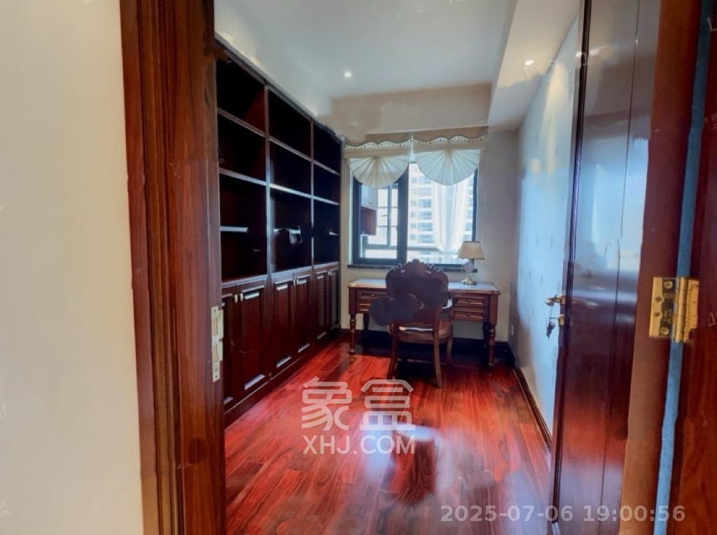 运达中央广场一、二期 3室2厅2卫 10000.0元/月 运达中央广场一、二期 3室2厅2卫 10000.0元/月室内图