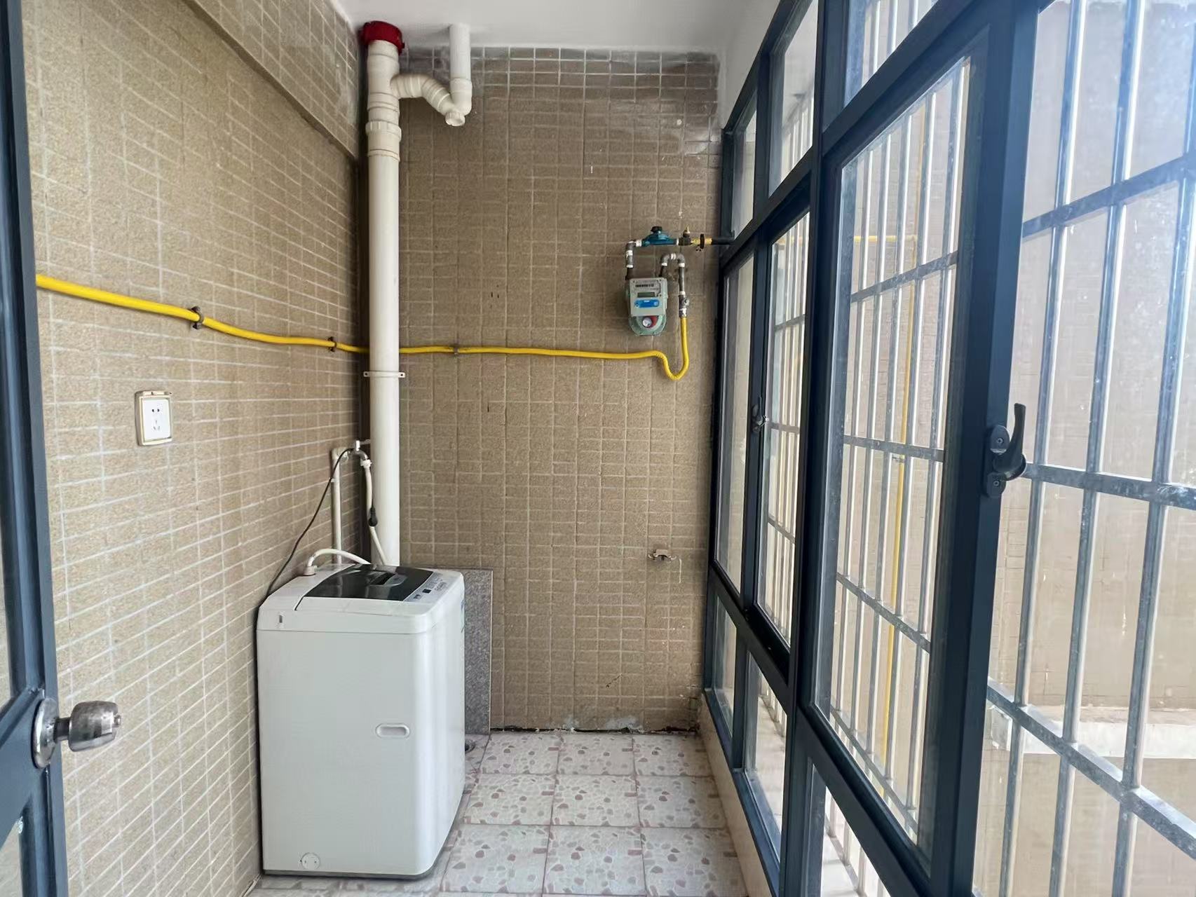 滨河华庭  1室2厅1卫   1600.00元/月室内图
