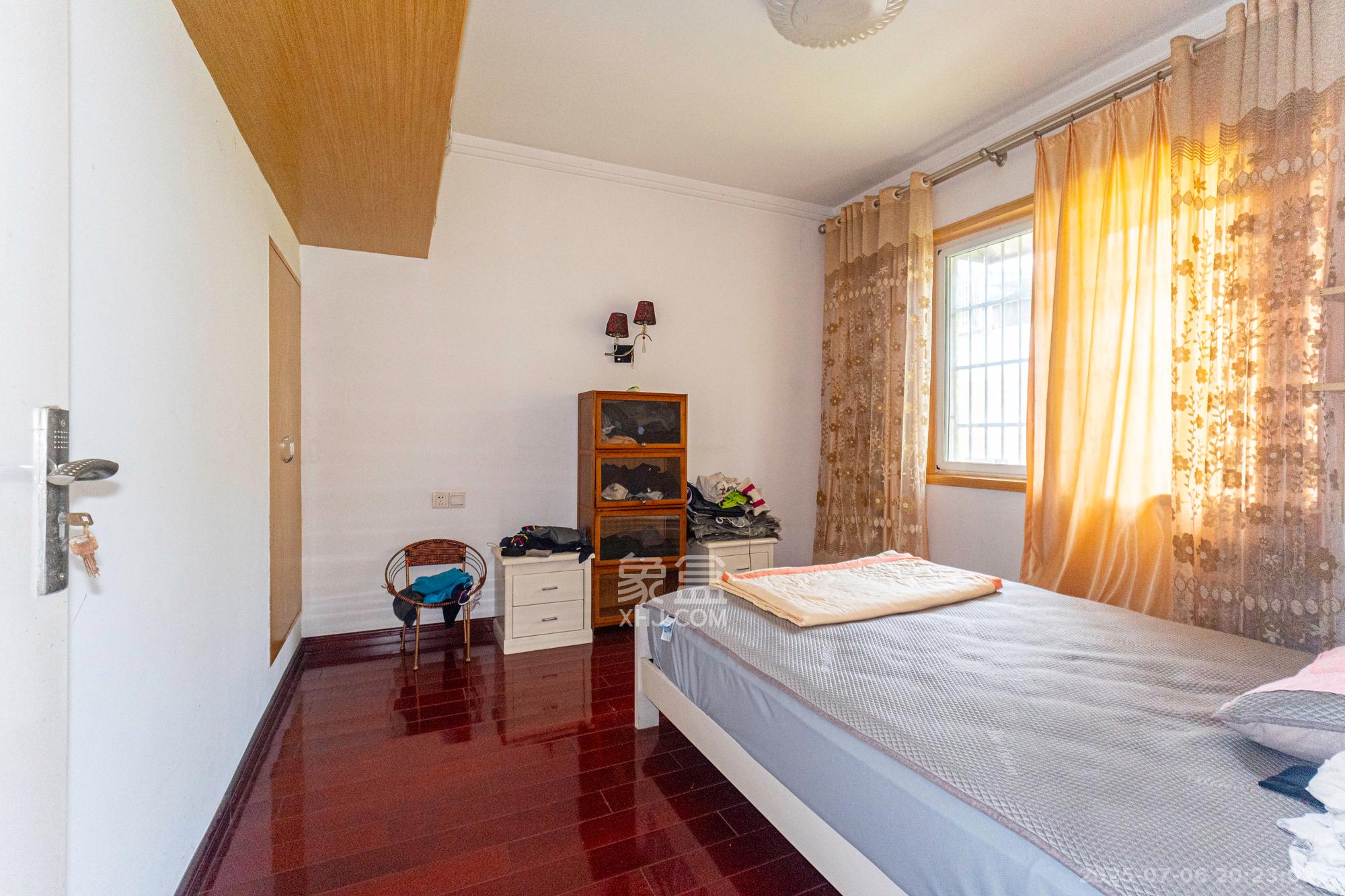 金鹰机电大市场 6室5厅3卫 119.8万 金鹰机电大市场 6室5厅3卫 119.8万卧室