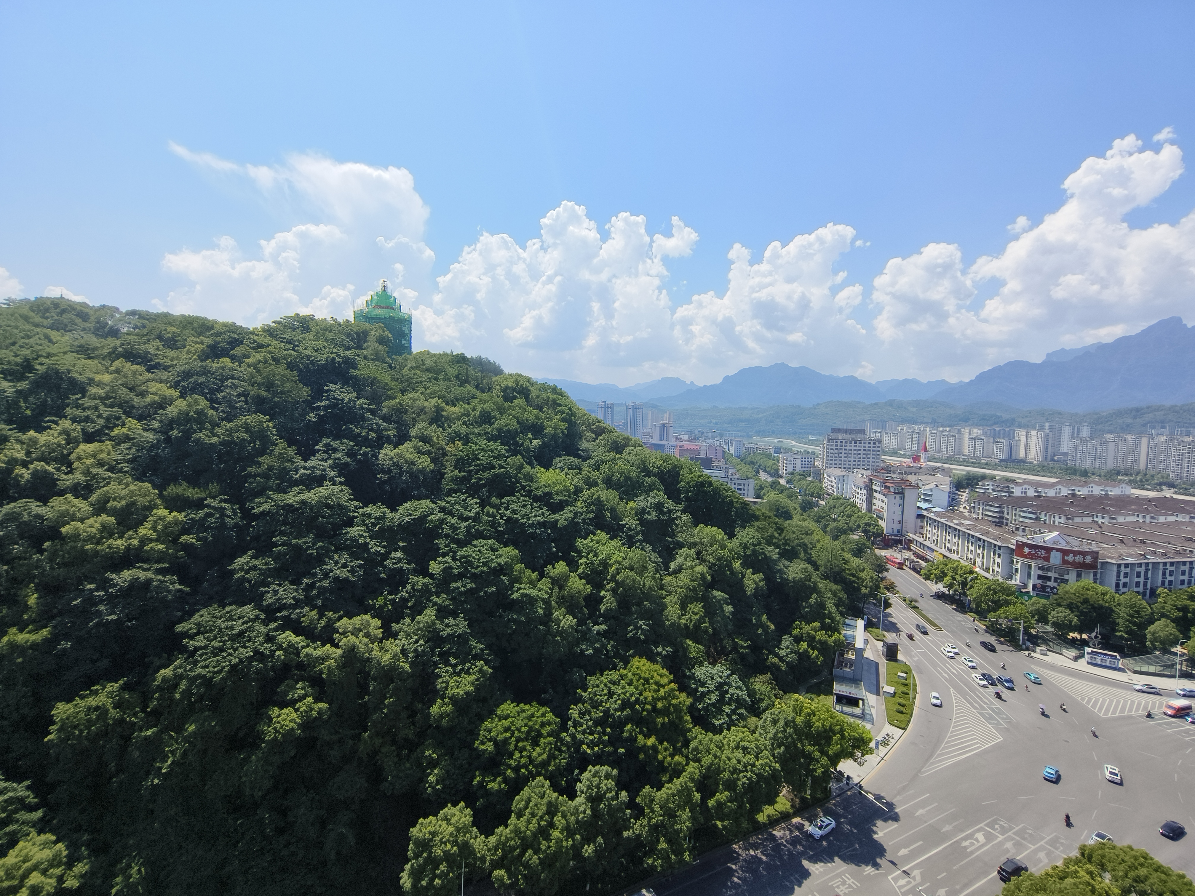 东方曼哈顿  2室1厅1卫   2000.00元/月