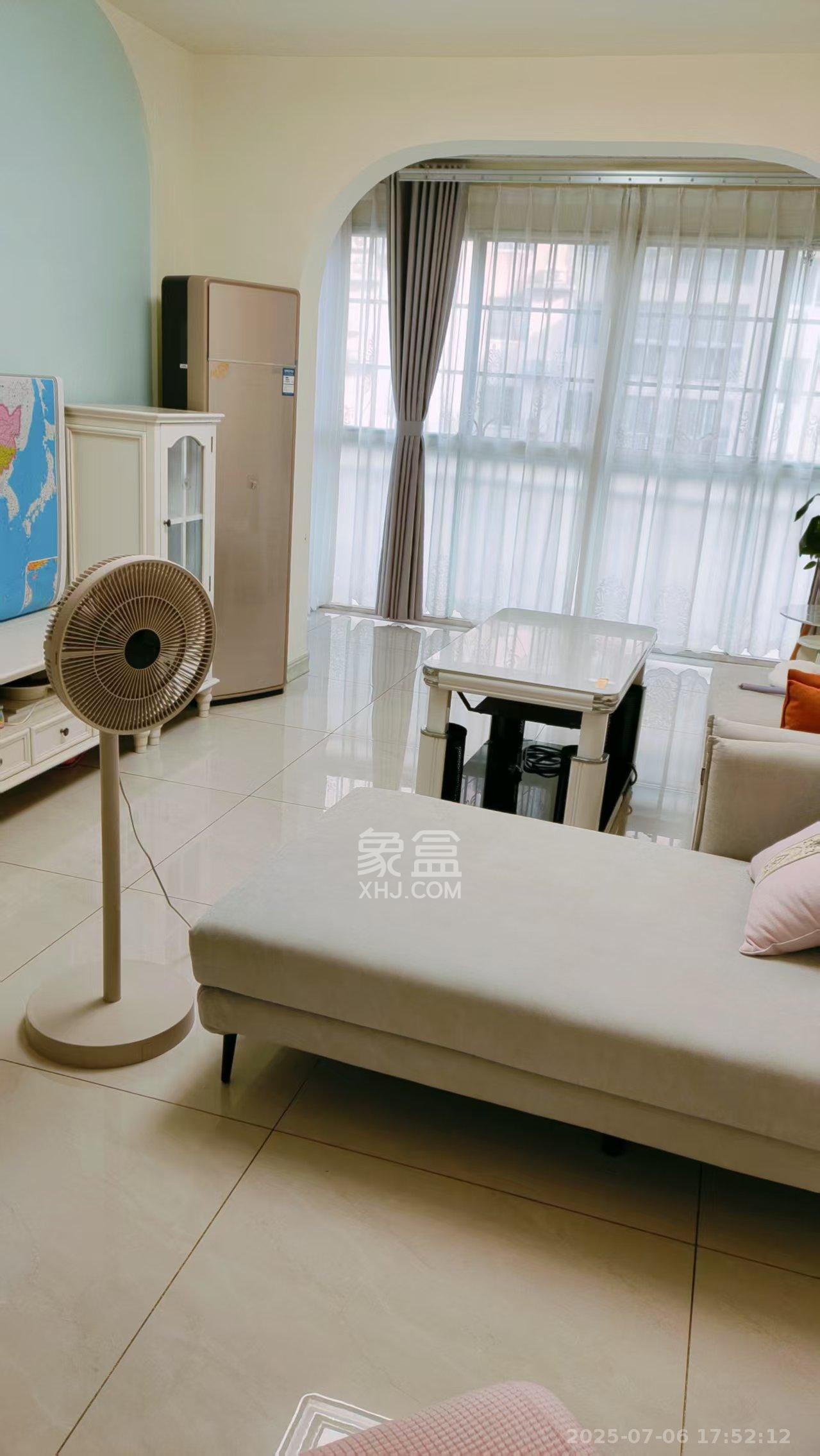 麓谷锦和园  1室2厅1卫   2300.00元/月