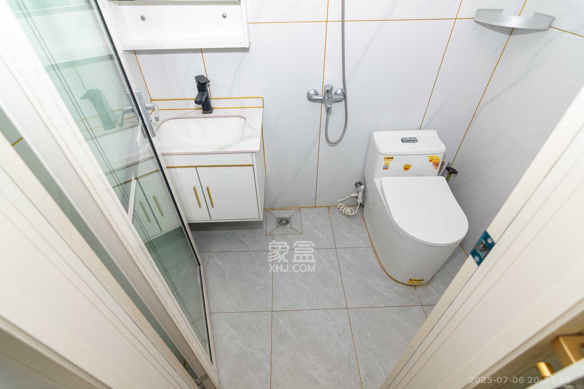 美的翰城  4室2厅1卫    80.0万 美的翰城  4室2厅1卫    80.0万卫生间