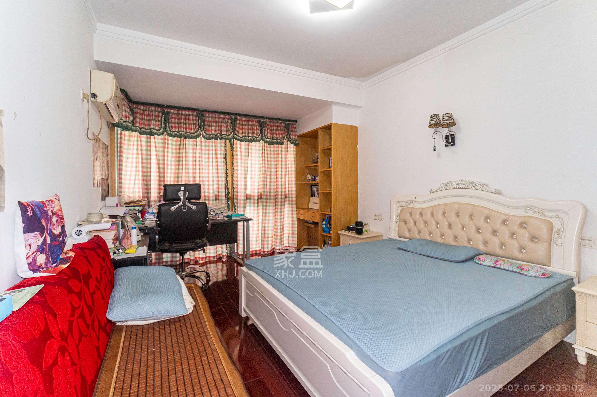 金鹰机电大市场 6室5厅3卫 119.8万 金鹰机电大市场 6室5厅3卫 119.8万卧室