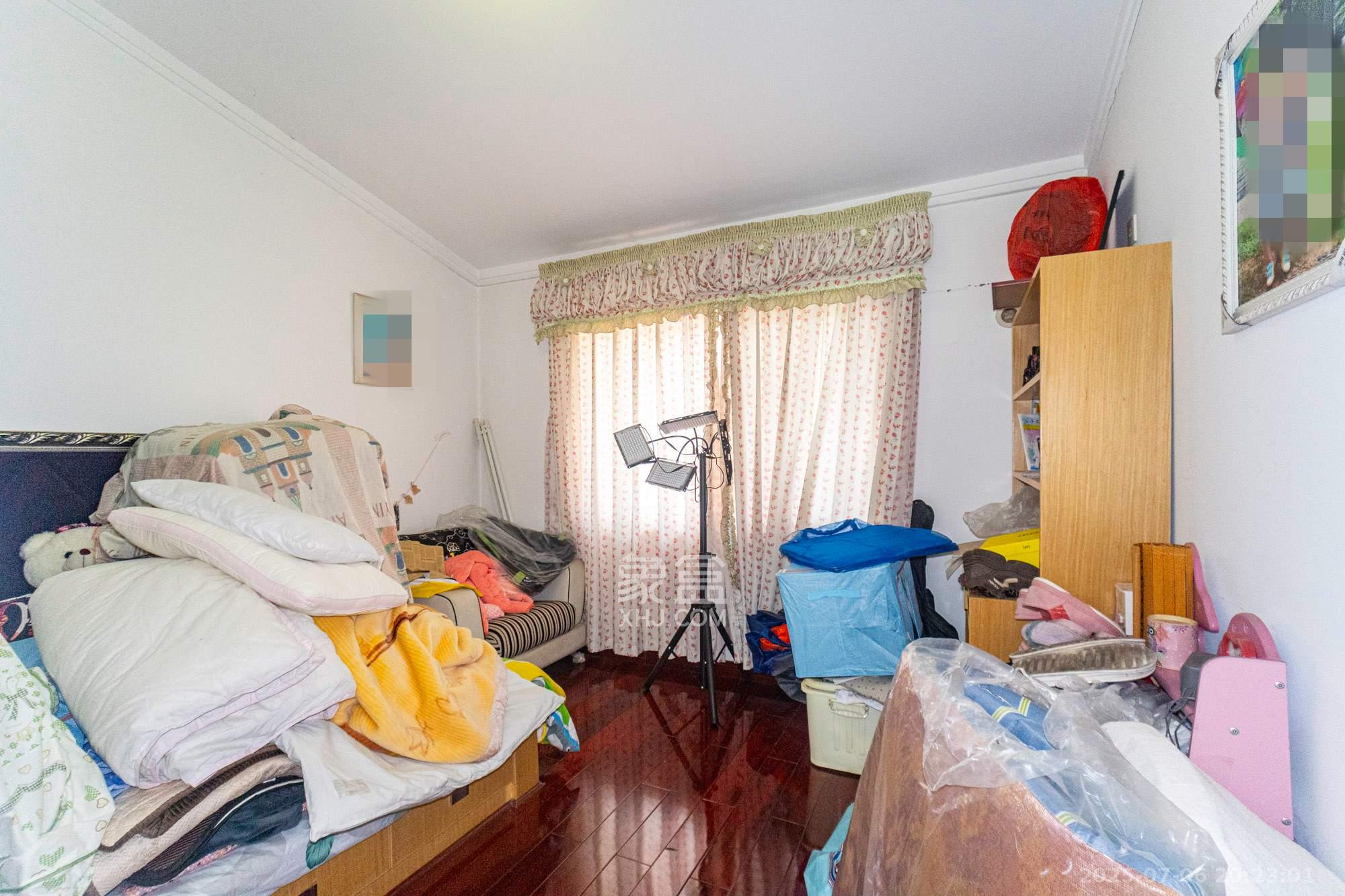 金鹰机电大市场 6室5厅3卫 119.8万 金鹰机电大市场 6室5厅3卫 119.8万卧室