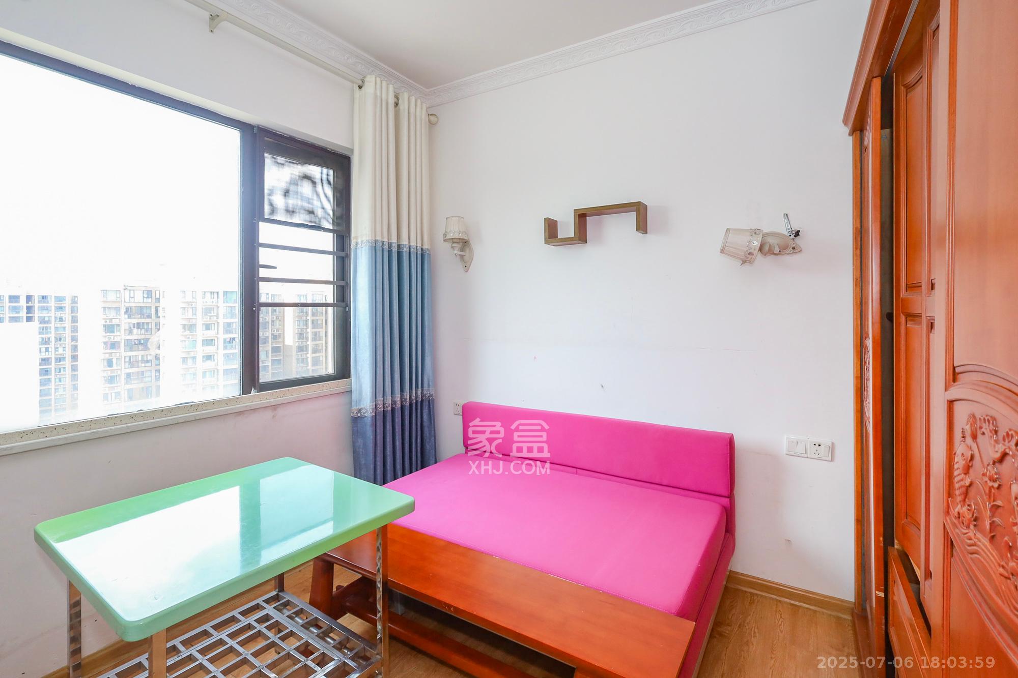 钰龙天下二期(钰龙佳园) 4室2厅2卫 220.0万 钰龙天下二期(钰龙佳园) 4室2厅2卫 220.0万卧室