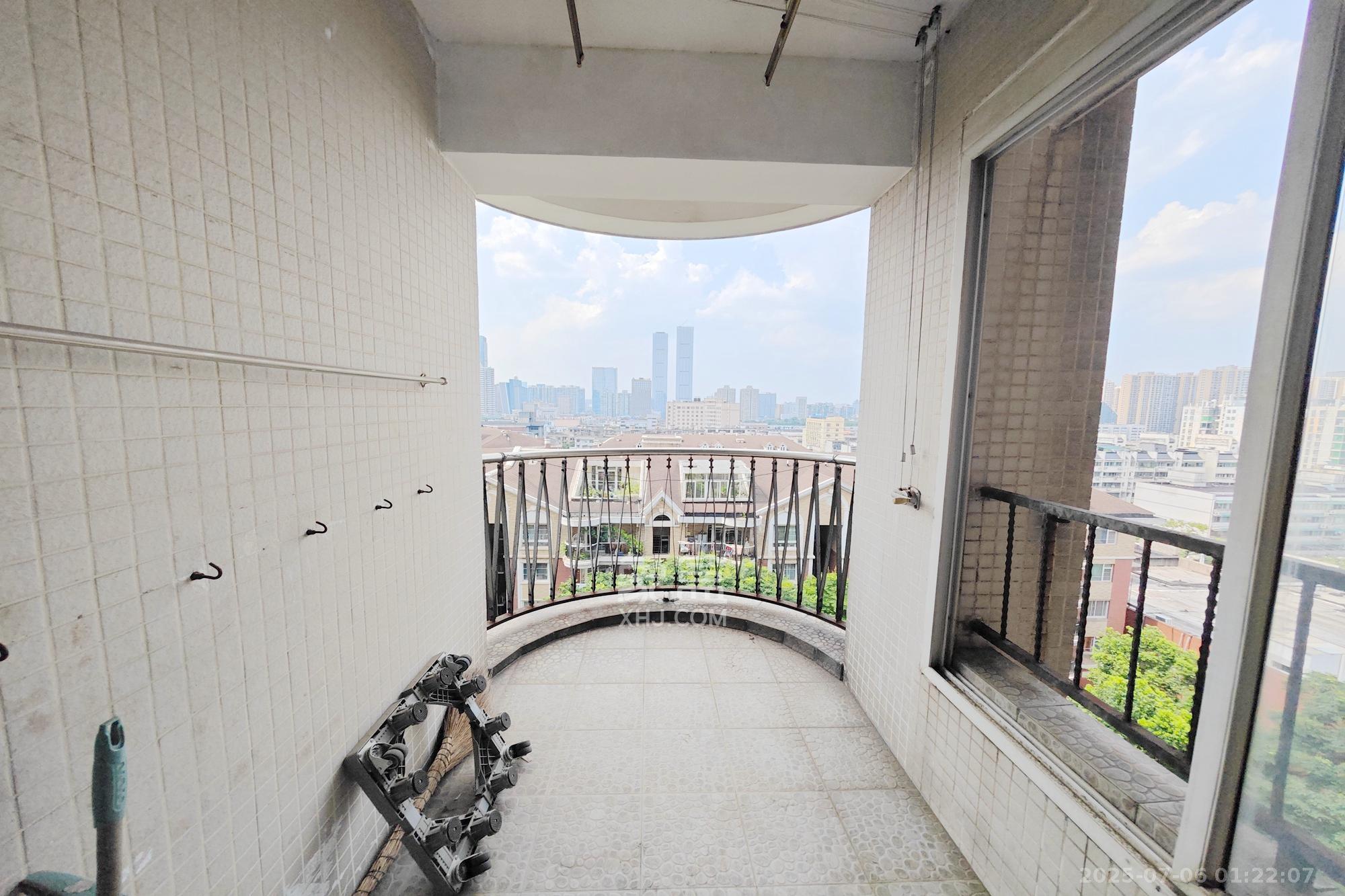 鸿铭中心  3室2厅2卫   188.00万阳台