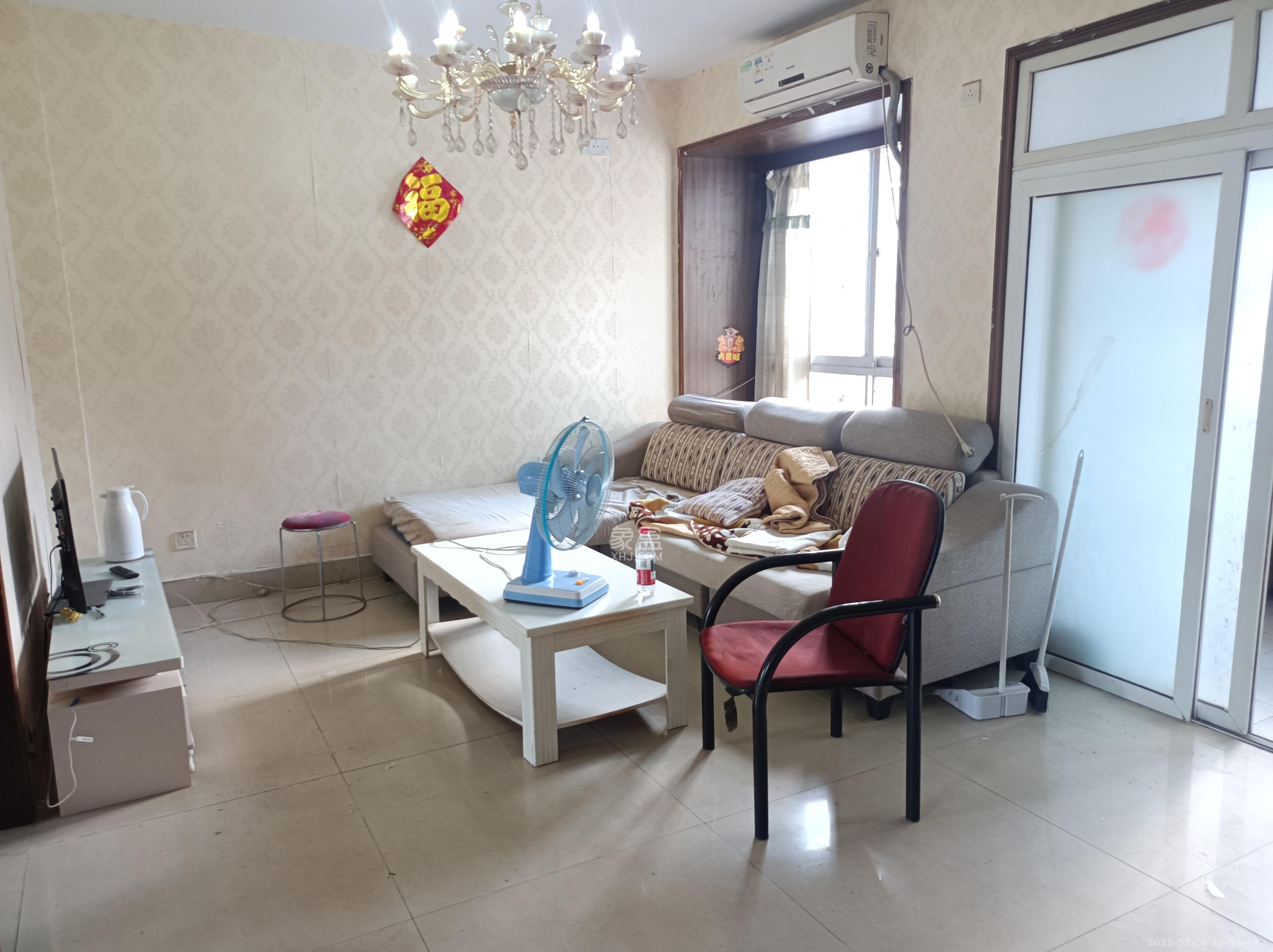 莲湖汽车饰品城(莲湖公寓)  1室1厅1卫    1300.0元/月 莲湖汽车饰品城(莲湖公寓)  1室1厅1卫    1300.0元/月室内图1