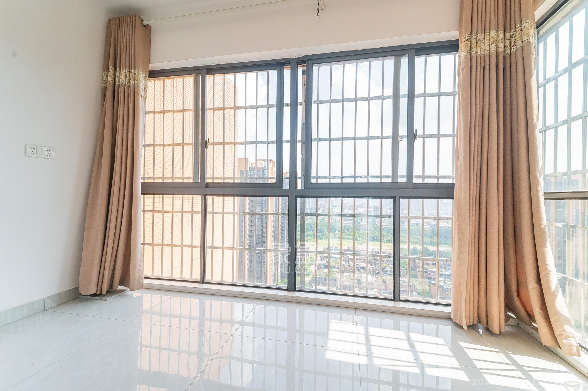 海伦春天 3室2厅1卫 67.0万 海伦春天 3室2厅1卫 67.0万阳台