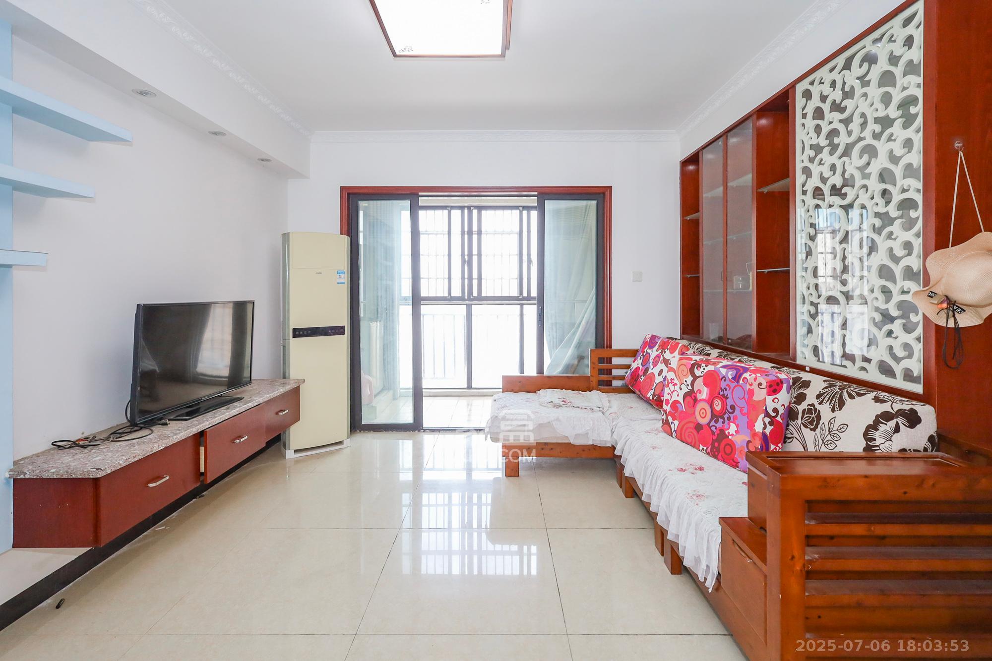 钰龙天下二期(钰龙佳园) 4室2厅2卫 220.0万 钰龙天下二期(钰龙佳园) 4室2厅2卫 220.0万客厅