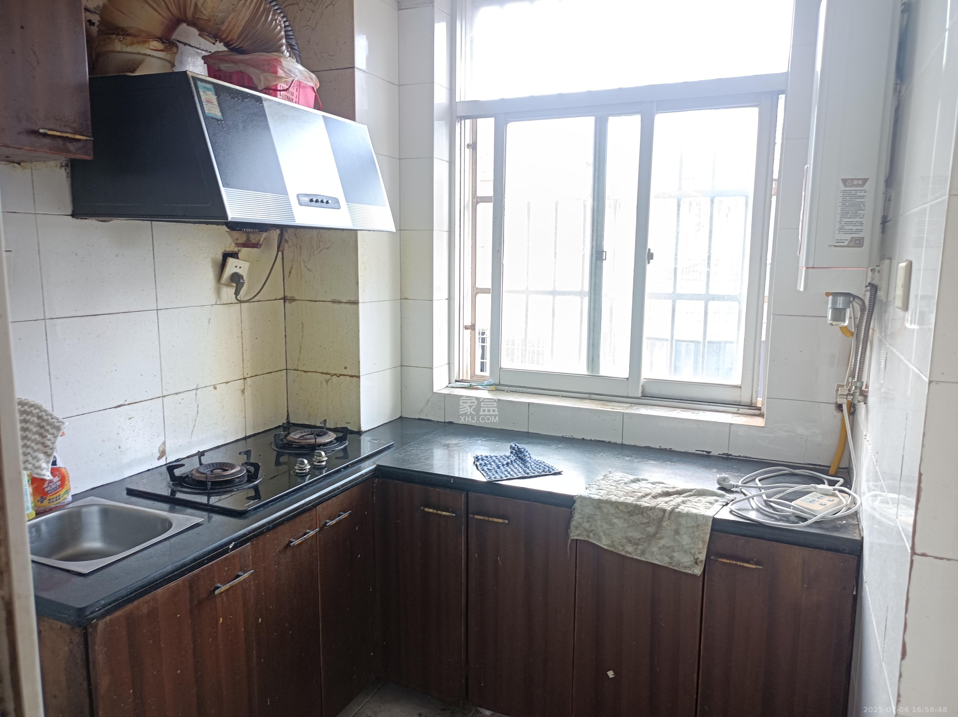 莲湖汽车饰品城(莲湖公寓)  1室1厅1卫    1300.0元/月 莲湖汽车饰品城(莲湖公寓)  1室1厅1卫    1300.0元/月室内图