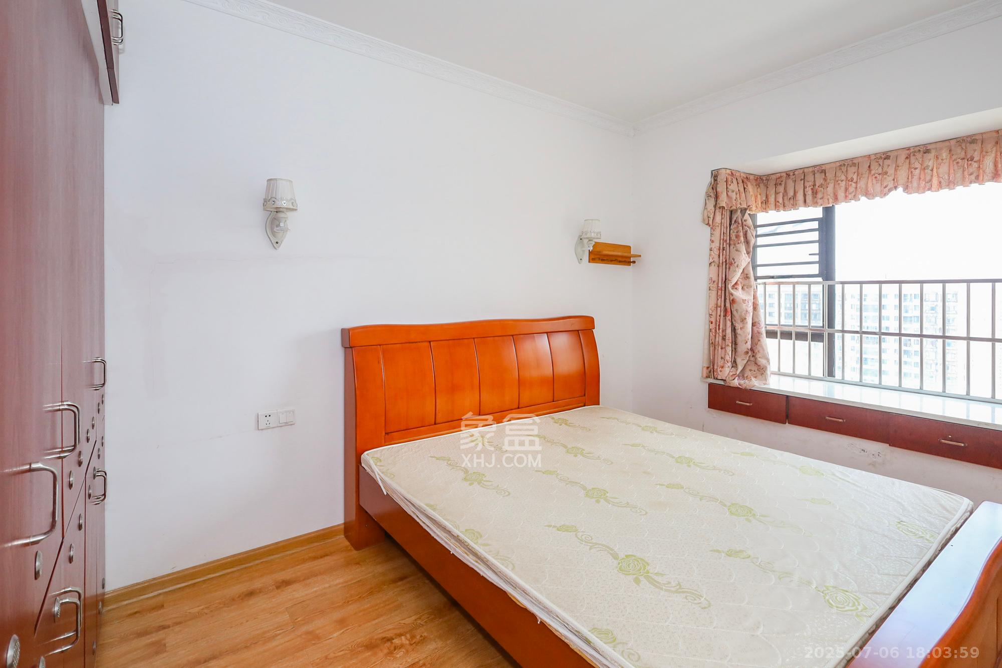 钰龙天下二期(钰龙佳园) 4室2厅2卫 220.0万 钰龙天下二期(钰龙佳园) 4室2厅2卫 220.0万卧室