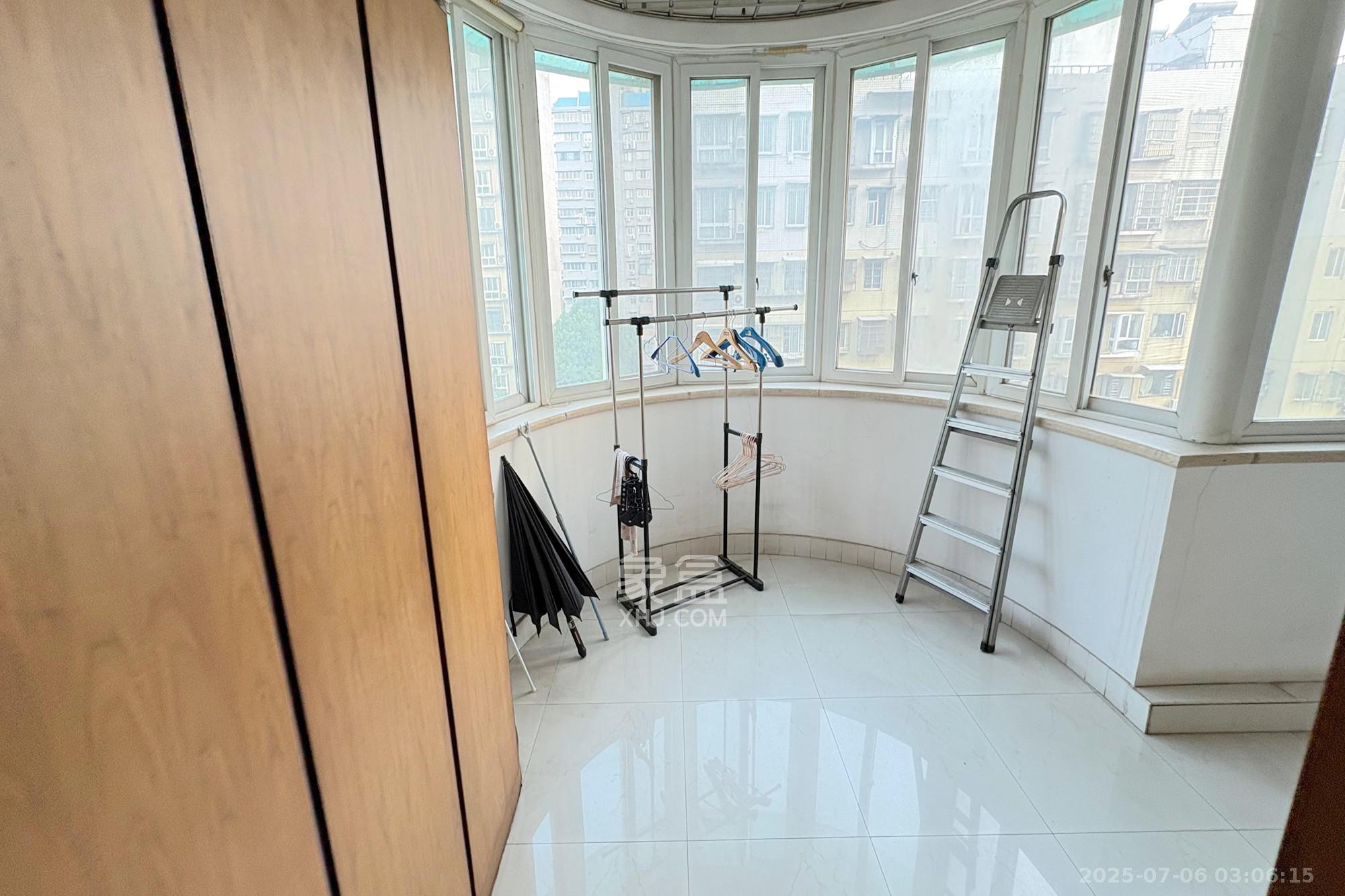 滨湖嘉园（湖滨小区）  4室2厅1卫    108.0万阳台