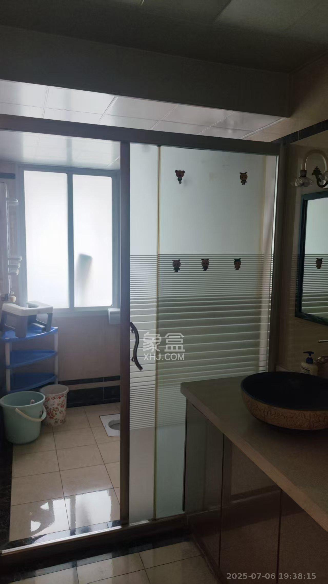 八方小区D区  3室2厅2卫    4200.0元/月室内图