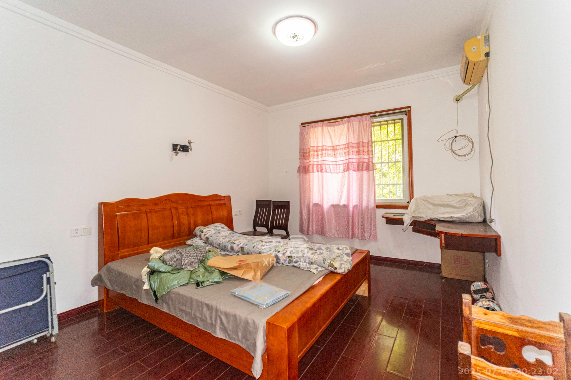 金鹰机电大市场 6室5厅3卫 119.8万 金鹰机电大市场 6室5厅3卫 119.8万卧室