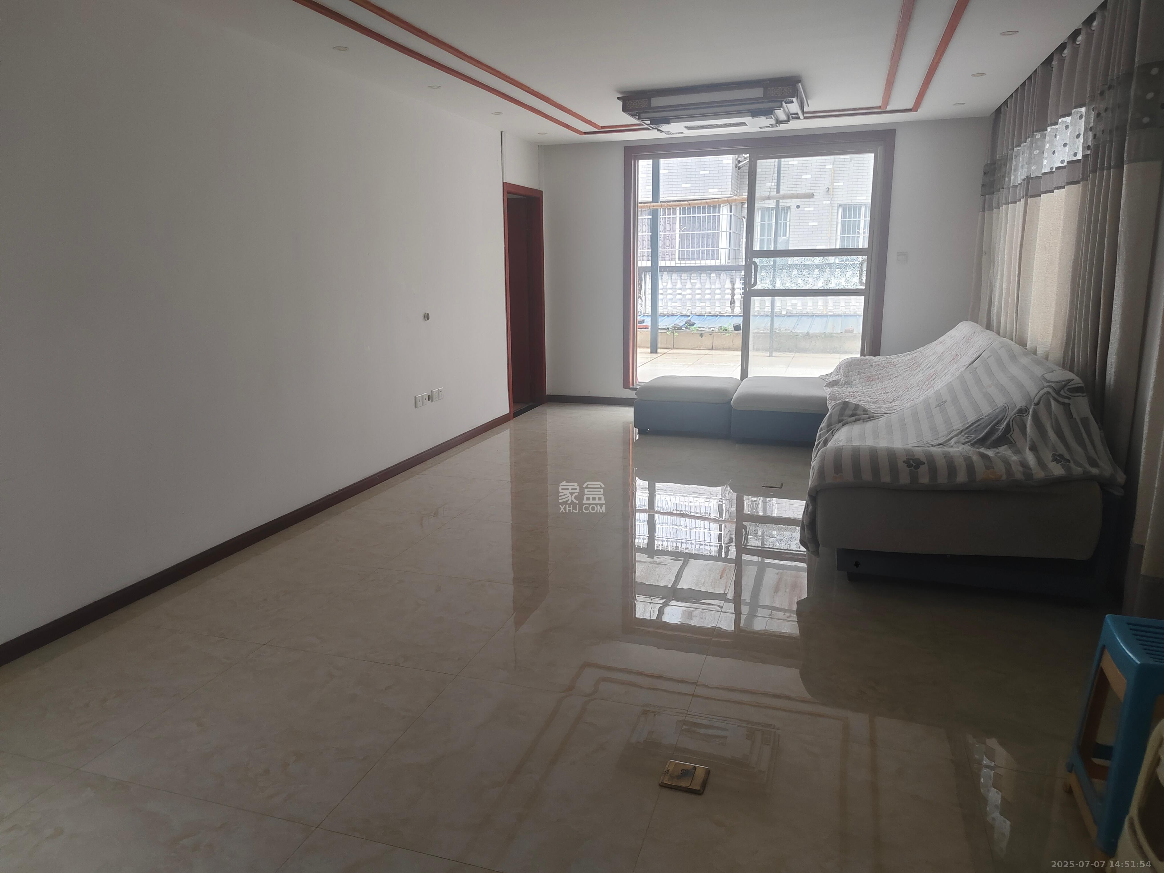 春满江南 6室3厅3卫 50.0万 春满江南 6室3厅3卫 50.0万客厅