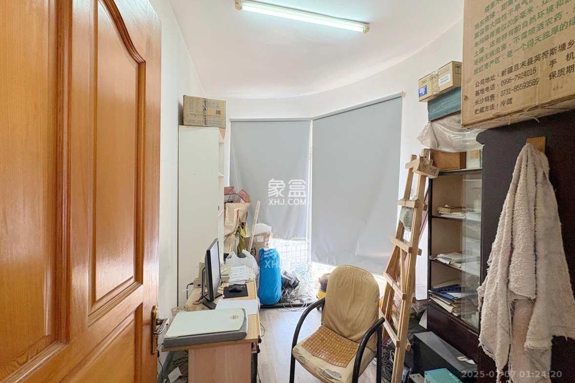 定王府  5室2厅2卫    155.0万 定王府  5室2厅2卫    155.0万卧室