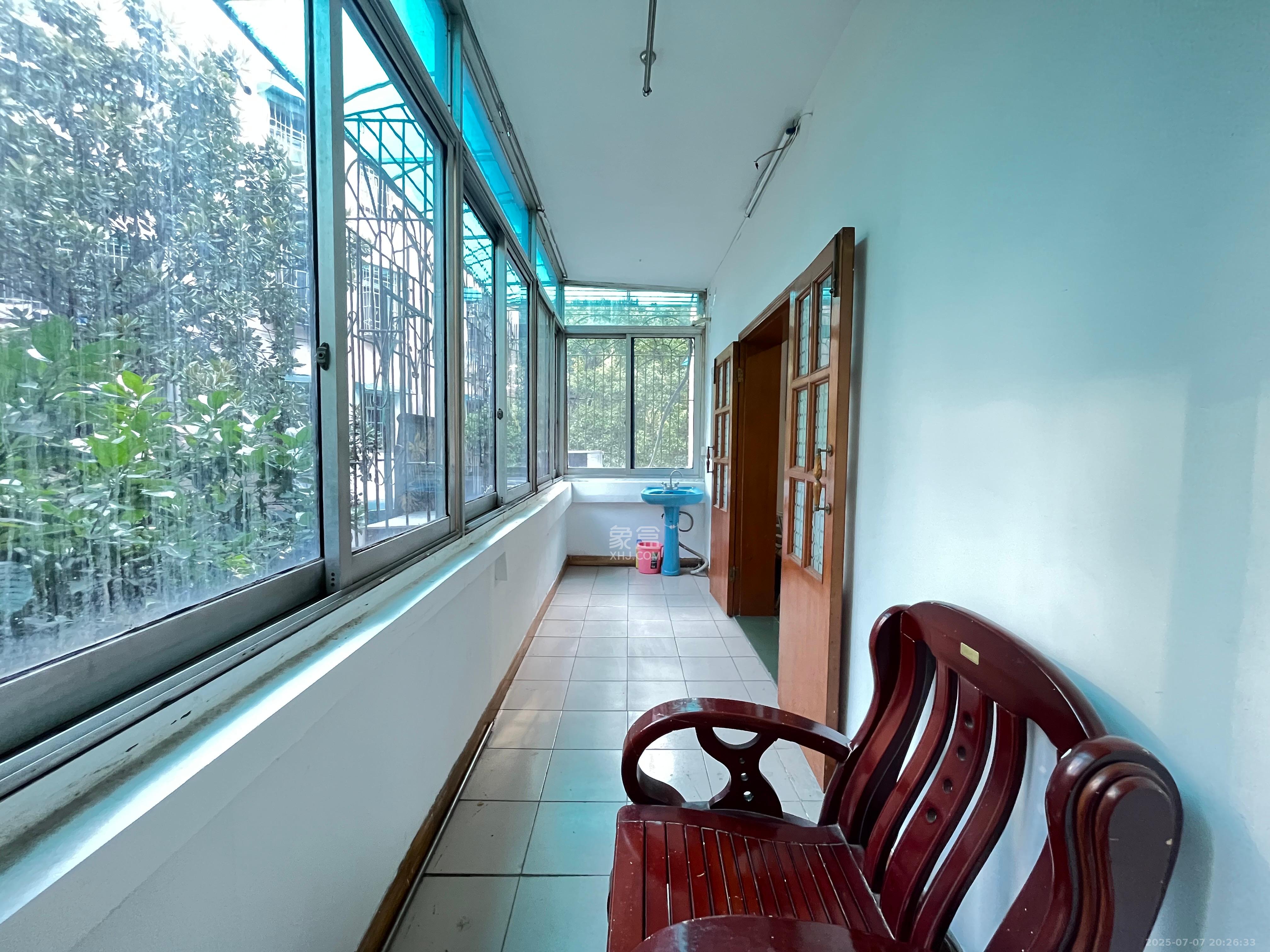 市直属机关宿舍 3室2厅1卫 1800.0元/月 市直属机关宿舍 3室2厅1卫 1800.0元/月室内图