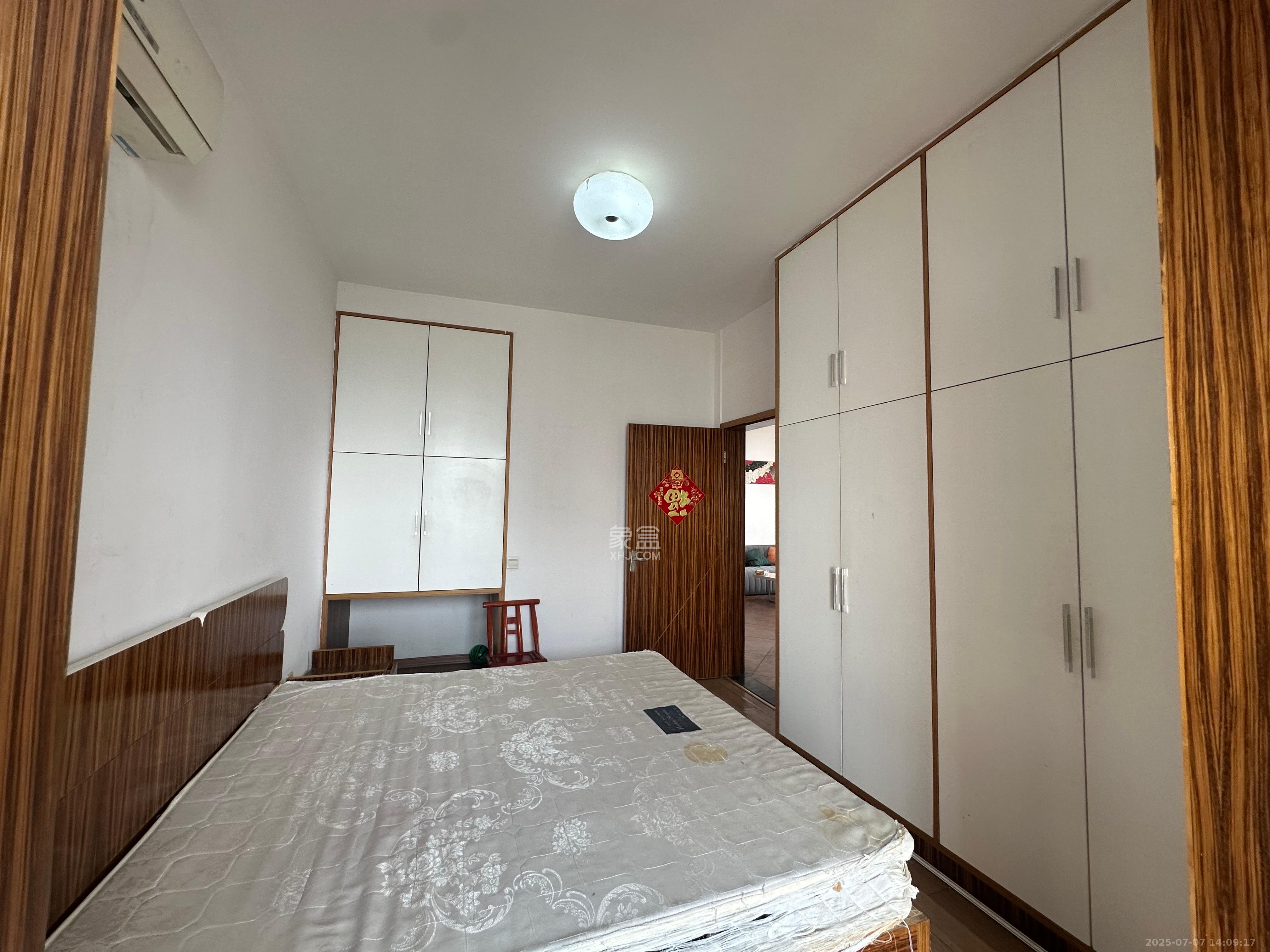 东方新世界  1室2厅1卫   2300.00元/月室内图