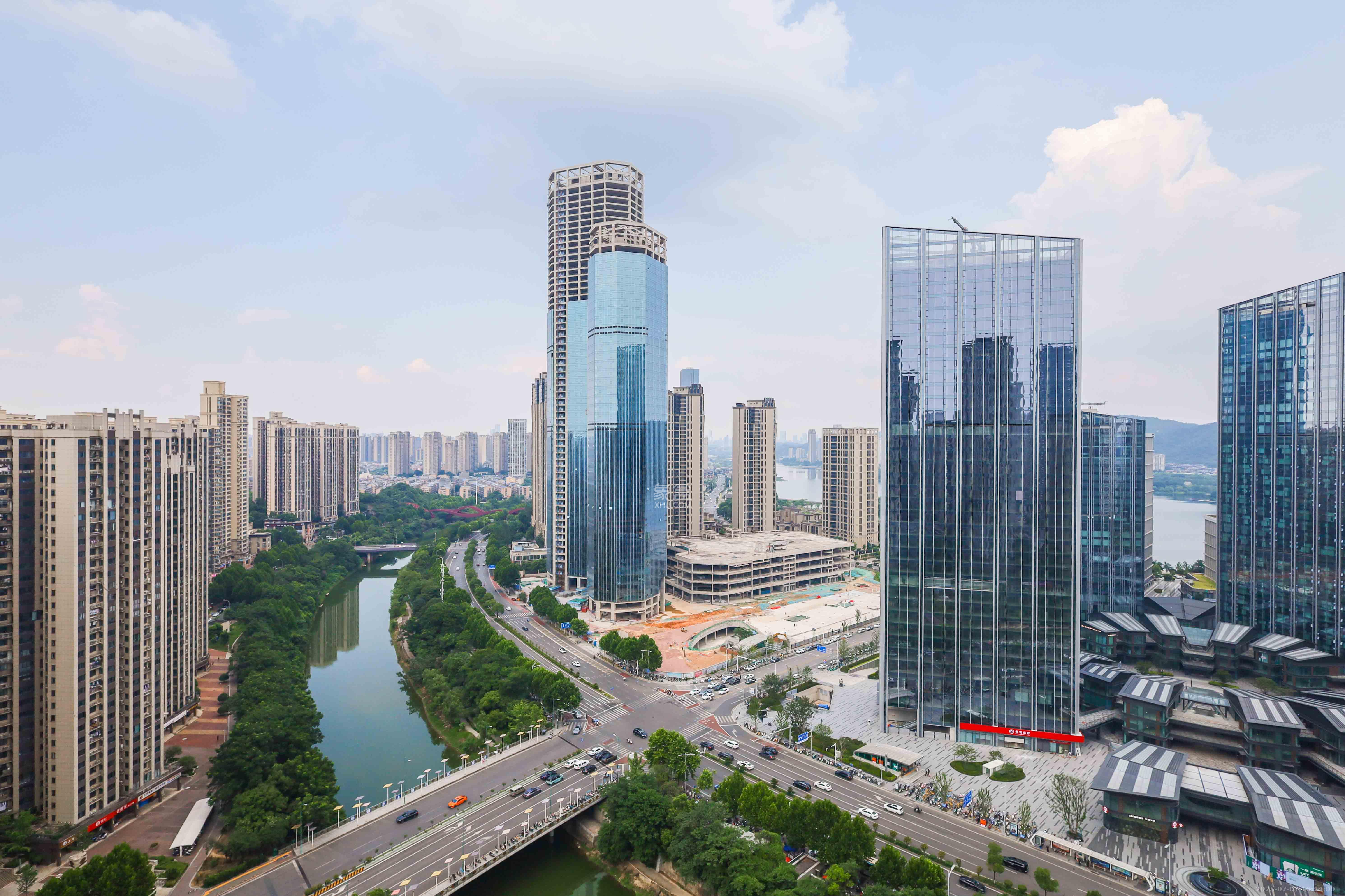 建发央著  4室2厅2卫   280.00万阳台