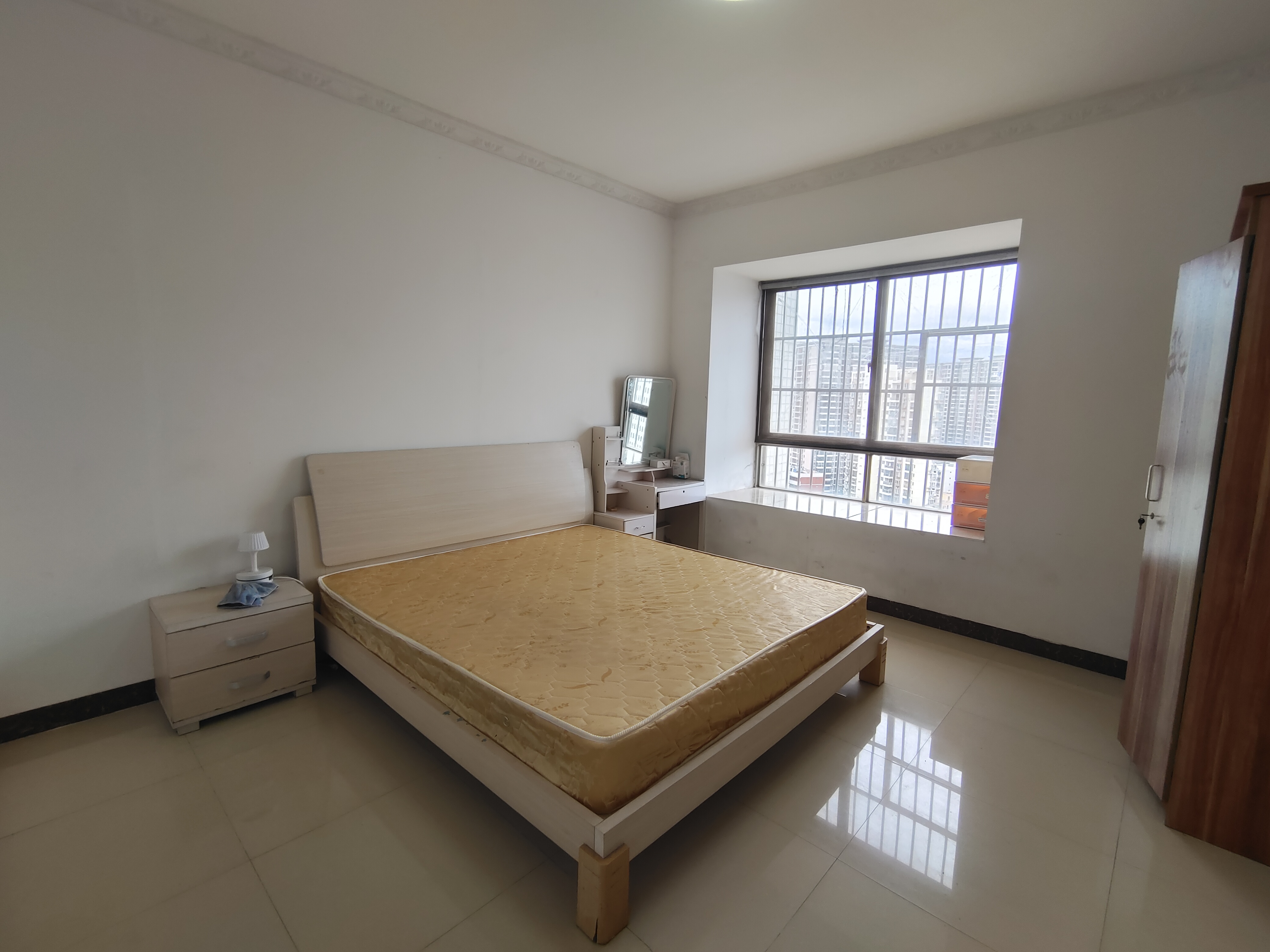 夏瑶花苑 2室2厅1卫 2500.0元/月 夏瑶花苑 2室2厅1卫 2500.0元/月室内图