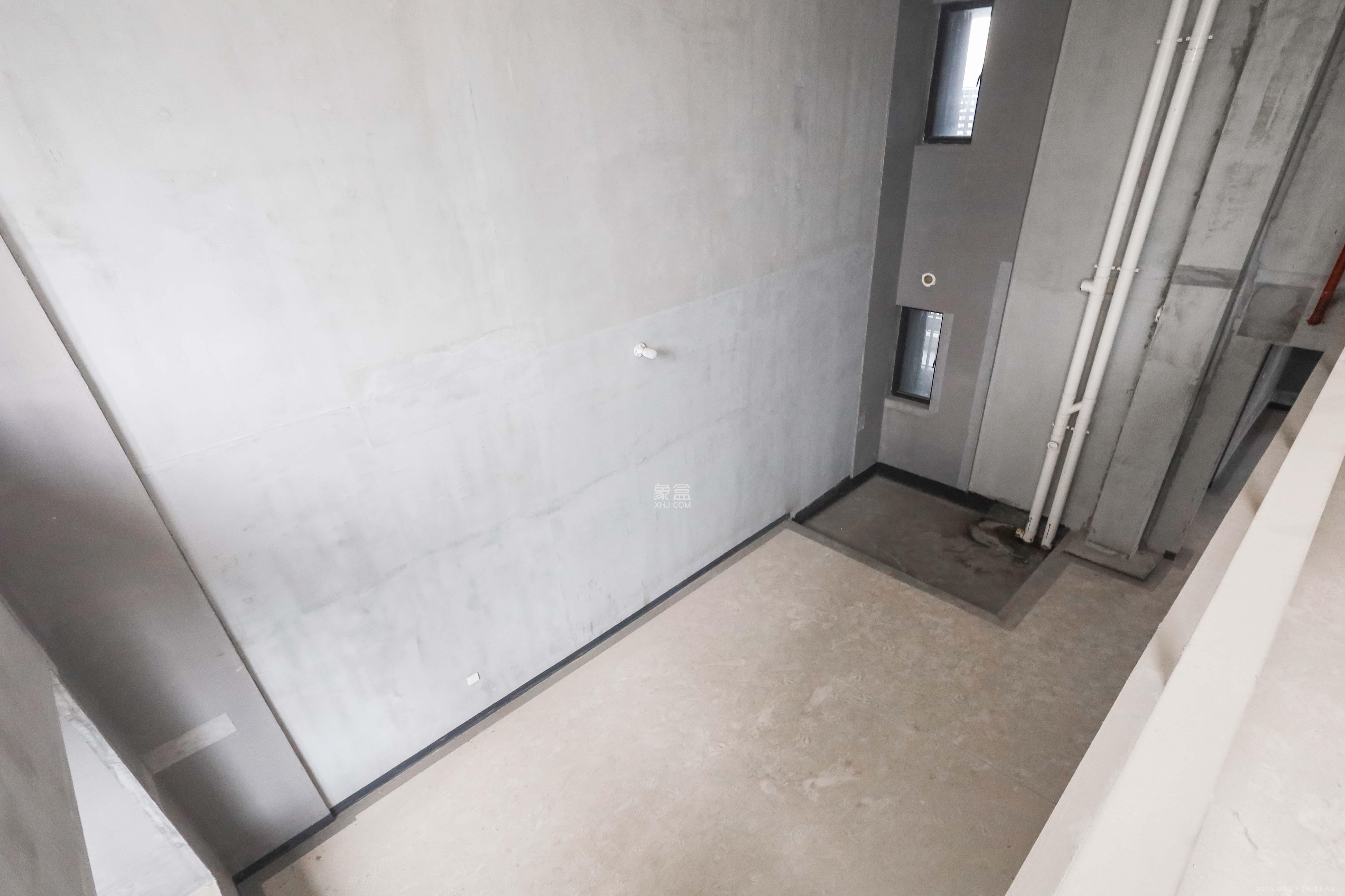 建发央著  4室2厅2卫   280.00万客厅