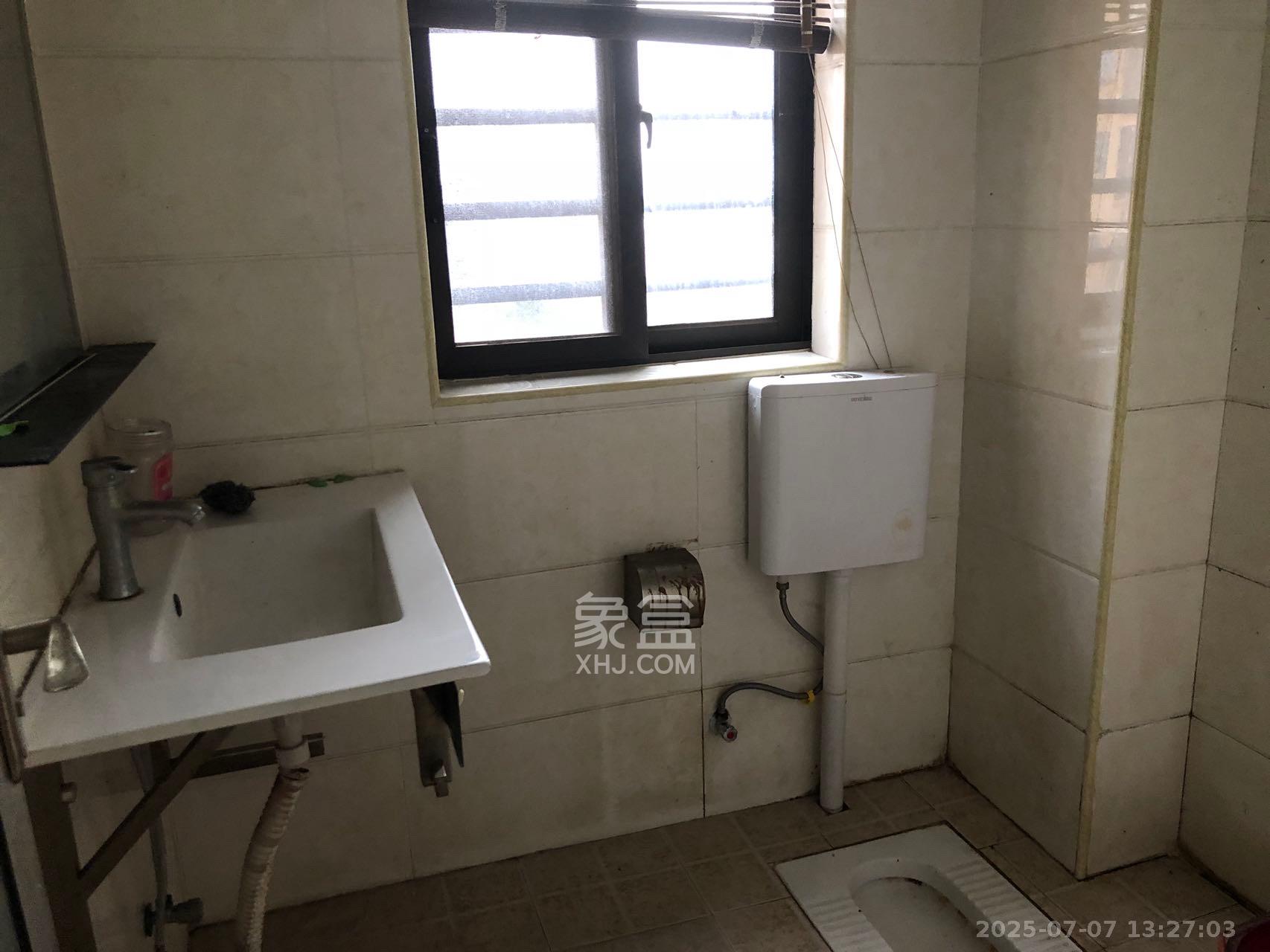 德润小区(丰升德润小区) 1室2厅2卫 2000.0元/月 德润小区(丰升德润小区) 1室2厅2卫 2000.0元/月室内图