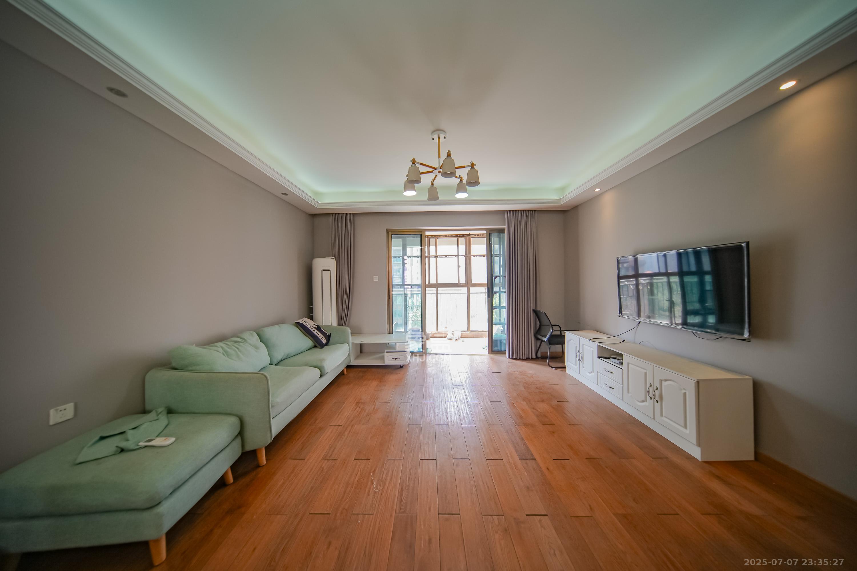 江山帝景哈佛 4室2厅2卫 124.0万 江山帝景哈佛 4室2厅2卫 124.0万客厅