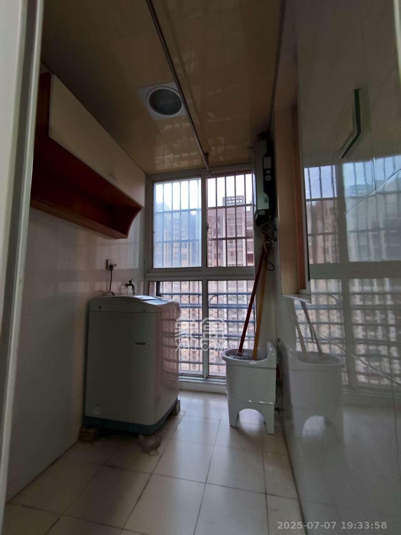 圣力华苑 3室2厅1卫 1800.0元/月 圣力华苑 3室2厅1卫 1800.0元/月室内图