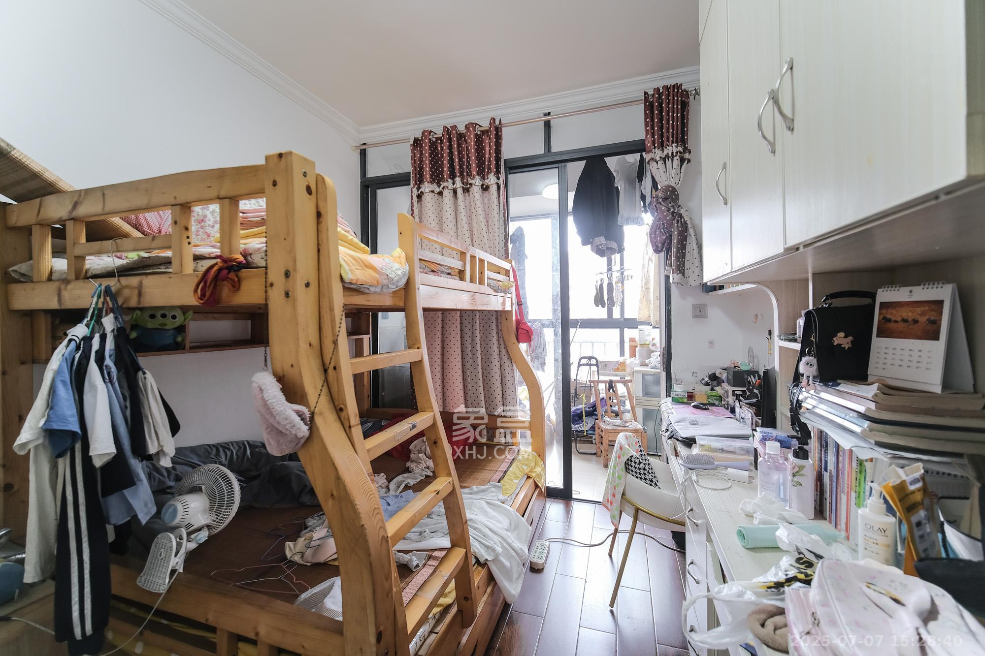 三一街区  1室2厅1卫   62.80万卧室